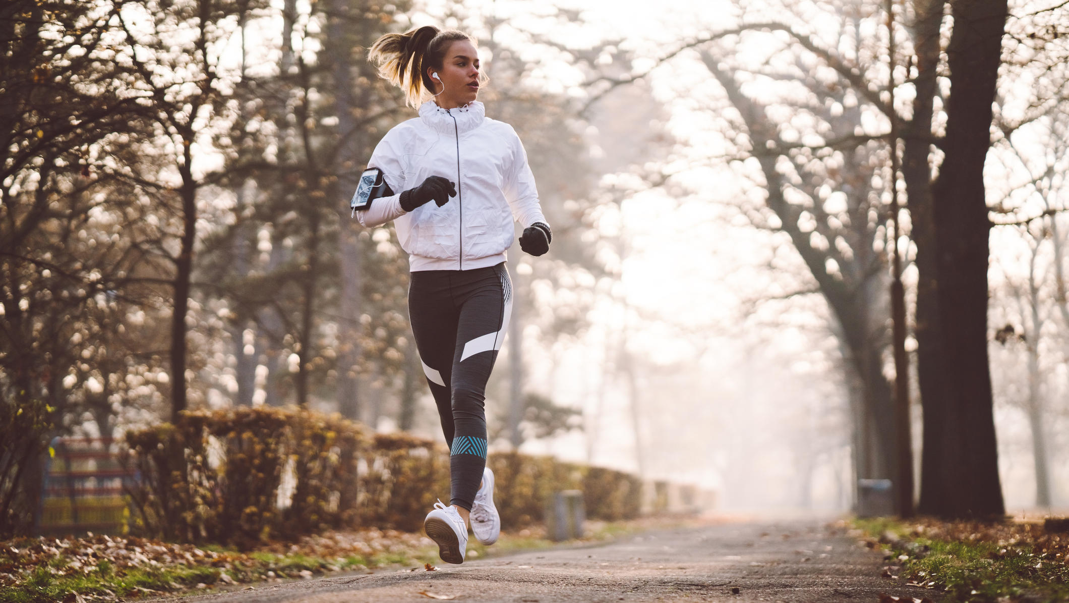 Laufmode im Winter: So bleiben Jogger schön warm Joggerin im Winter