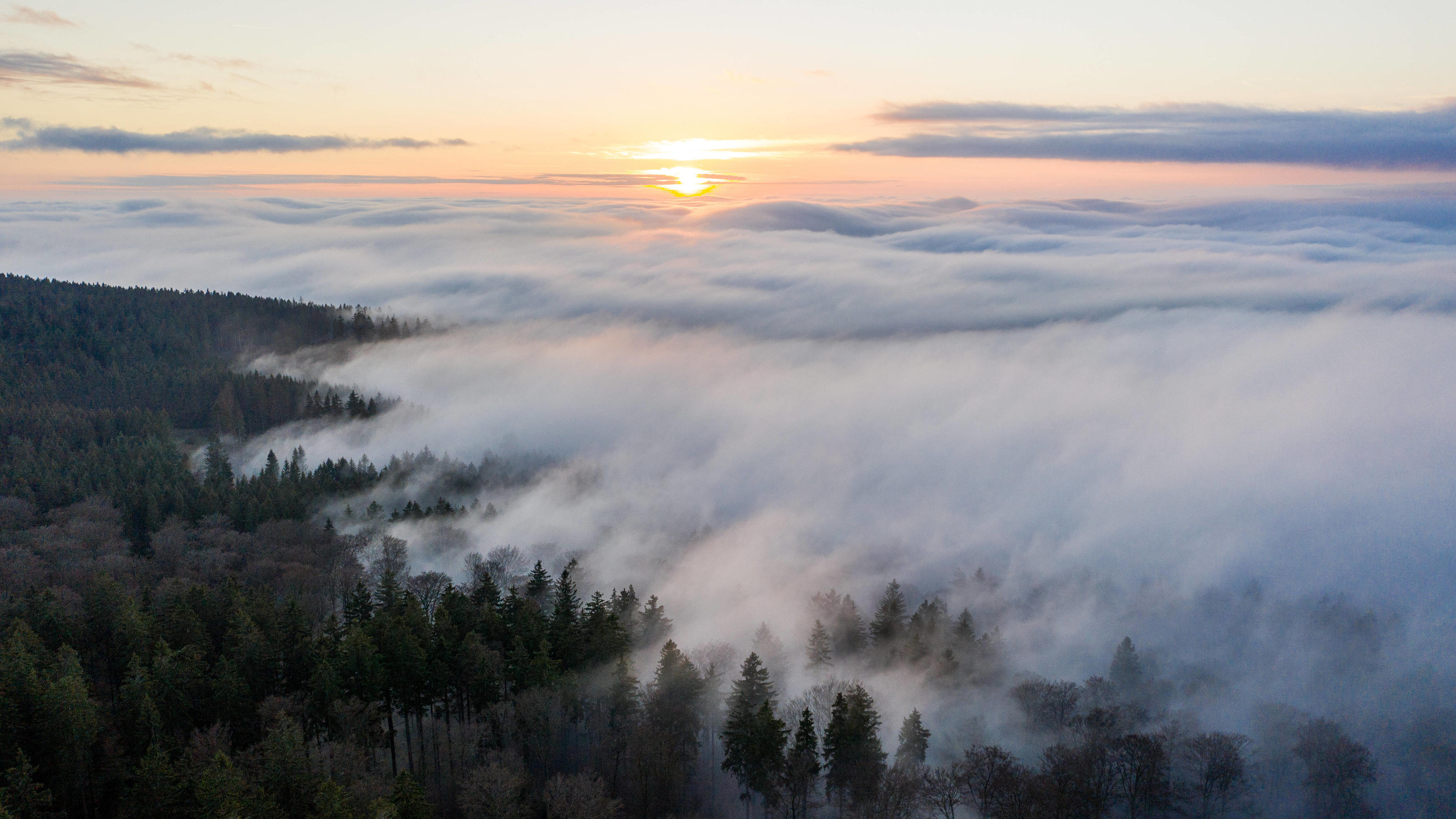 Die RTL Winter-Wetter-Garantie zum vierten Advent Das Bild zeigt Sonne überm Hochnebel. Unten bleibt es grau und kalt, oben sonnig und mild.
