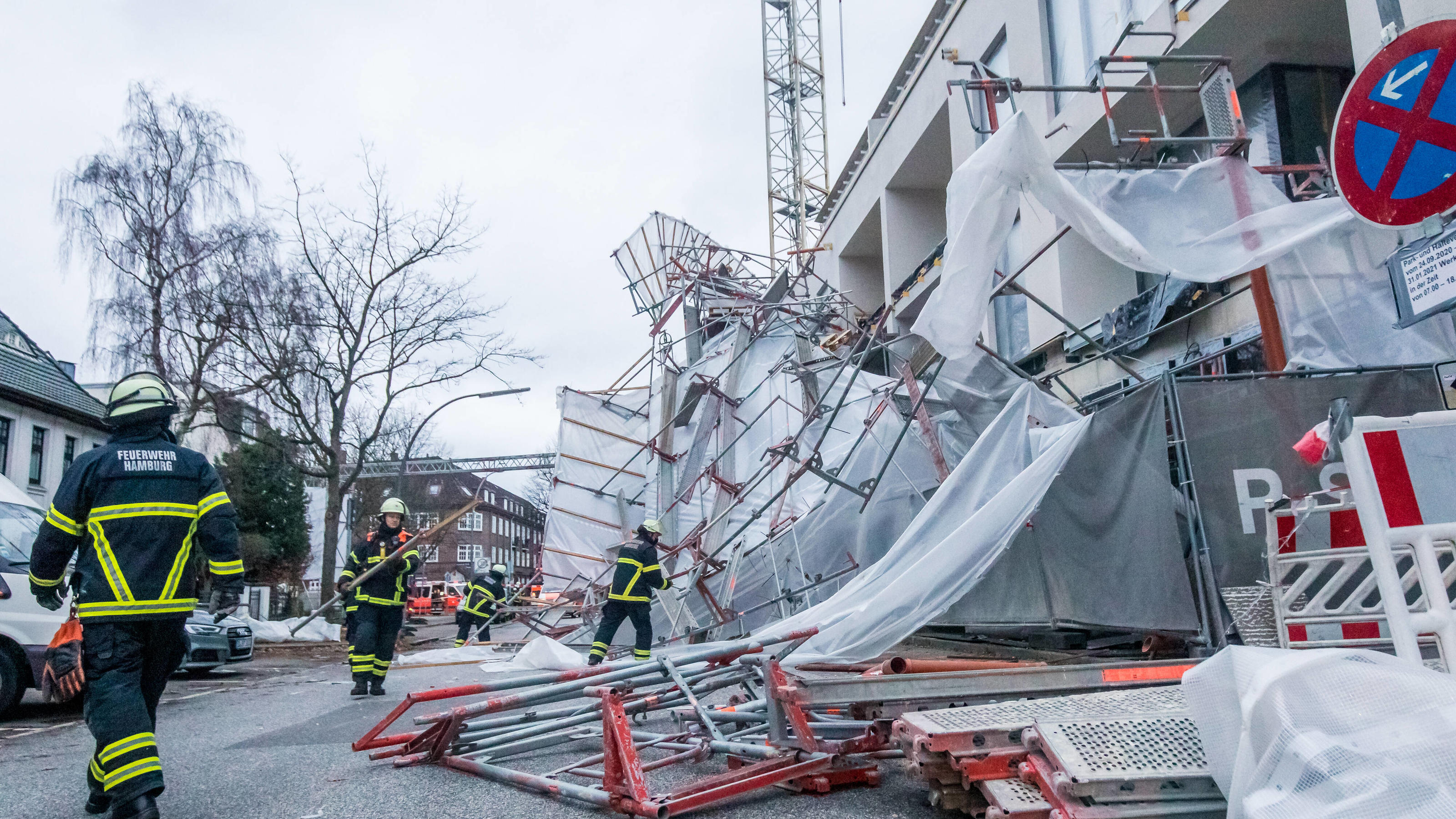 Unwetter Deutschland: Orkantief HERMINE fegt über das Land Sturm Hermine fegt über Hamburg - Gerüst stürzt auf Straße 27.12.20 - Hamburg: Der Sturm Hermine fegt über die Hansestadt. Im Stadtteil Alsterdorf wurde ein Baugerüst auf einer Länge von 30 Metern aus der Verankerung gerissen. Das Gerüst wurde durch