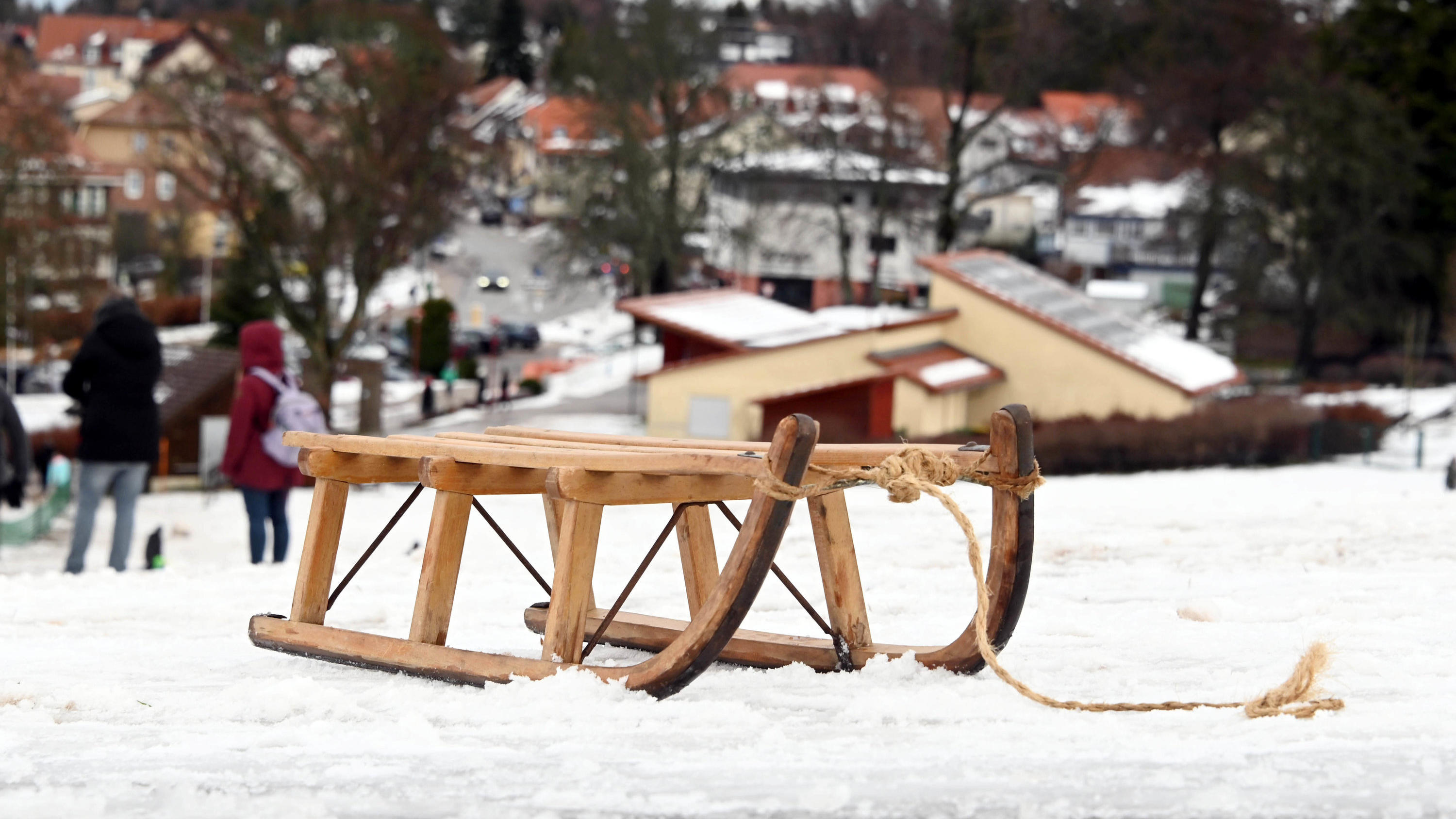 Besucheransturm im Harz 28.12.2020, Baden-Württemberg, Dobel: Auf einer Rodelpiste steht ein Schlitten. Trotz teils chaotischer Zustände durch zahlreiche Tagesausflügler rund um Weihnachten vor allem im Schwarzwald plant die Regierung keine Verschärfung der Corona-Regeln zu