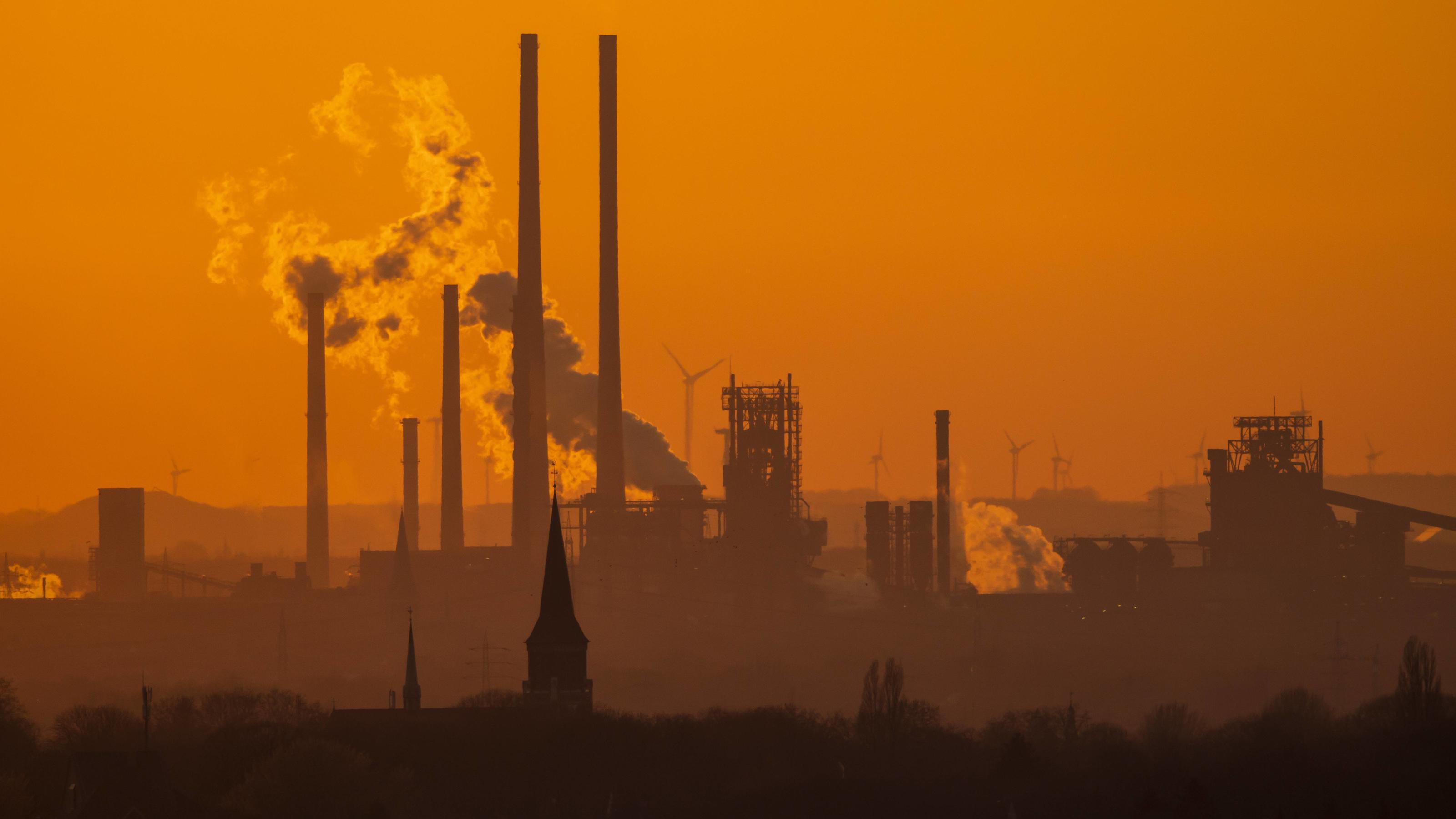 Corona sei dank: Deutschland schafft Klimaziel 2020 doch Stahlstandort Duisburg, Kulisse der ThyssenKrupp Steel Stahlwerke.
