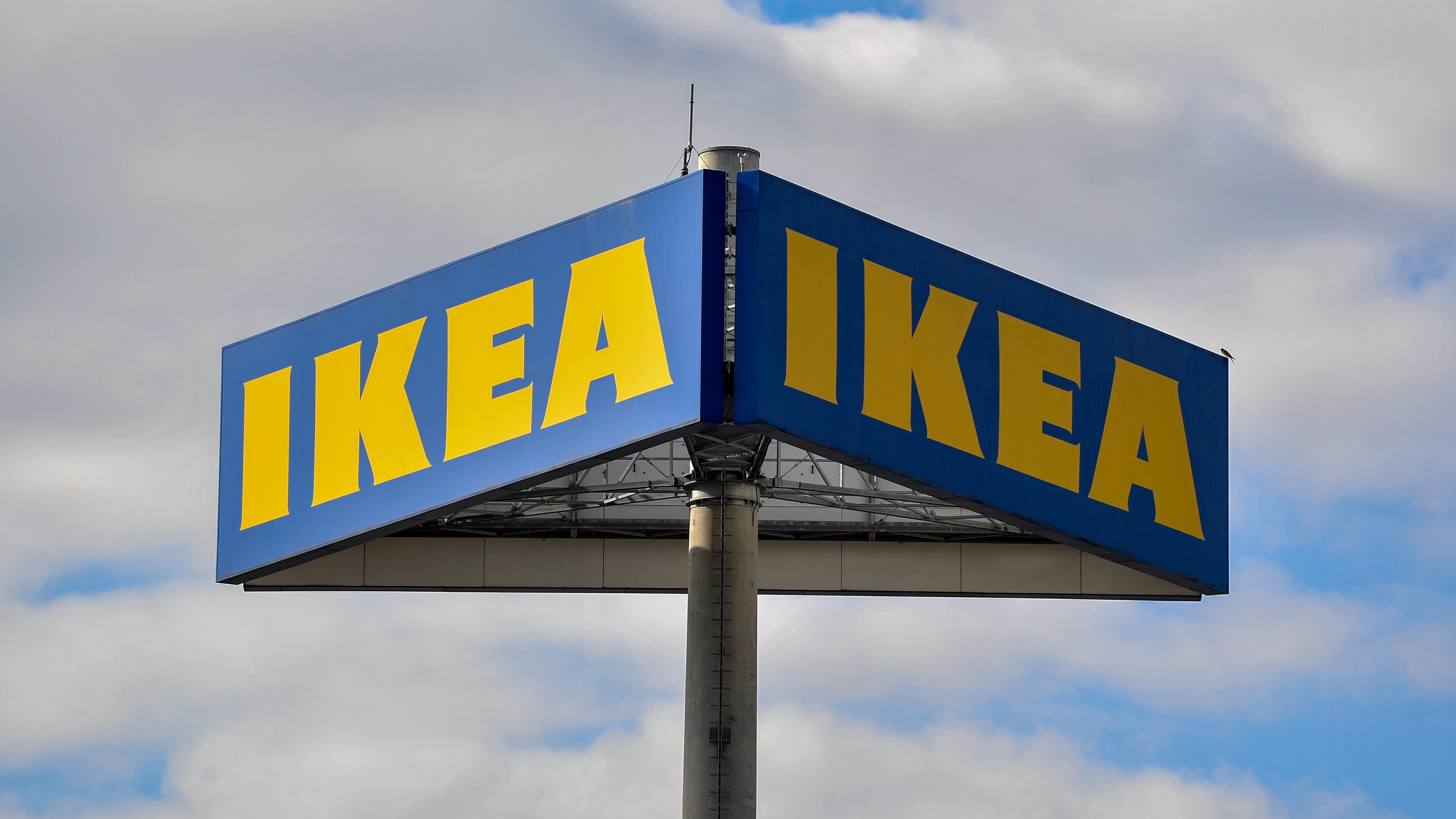 Diese IKEA-Möbel sind heute viel mehr wert ARCHIV - 02.04.2020, Brandenburg, Waltersdorf: Das Logo vom Einrichtungskonzern IKEA im Ortsteil der Gemeinde Schönefeld im Landkreis Dahme-Spreewald. Der Möbelriese Ikea berichtet an diesem Mittwoch über seinen wichtigen Einzelmarkt Deutschland. (zu