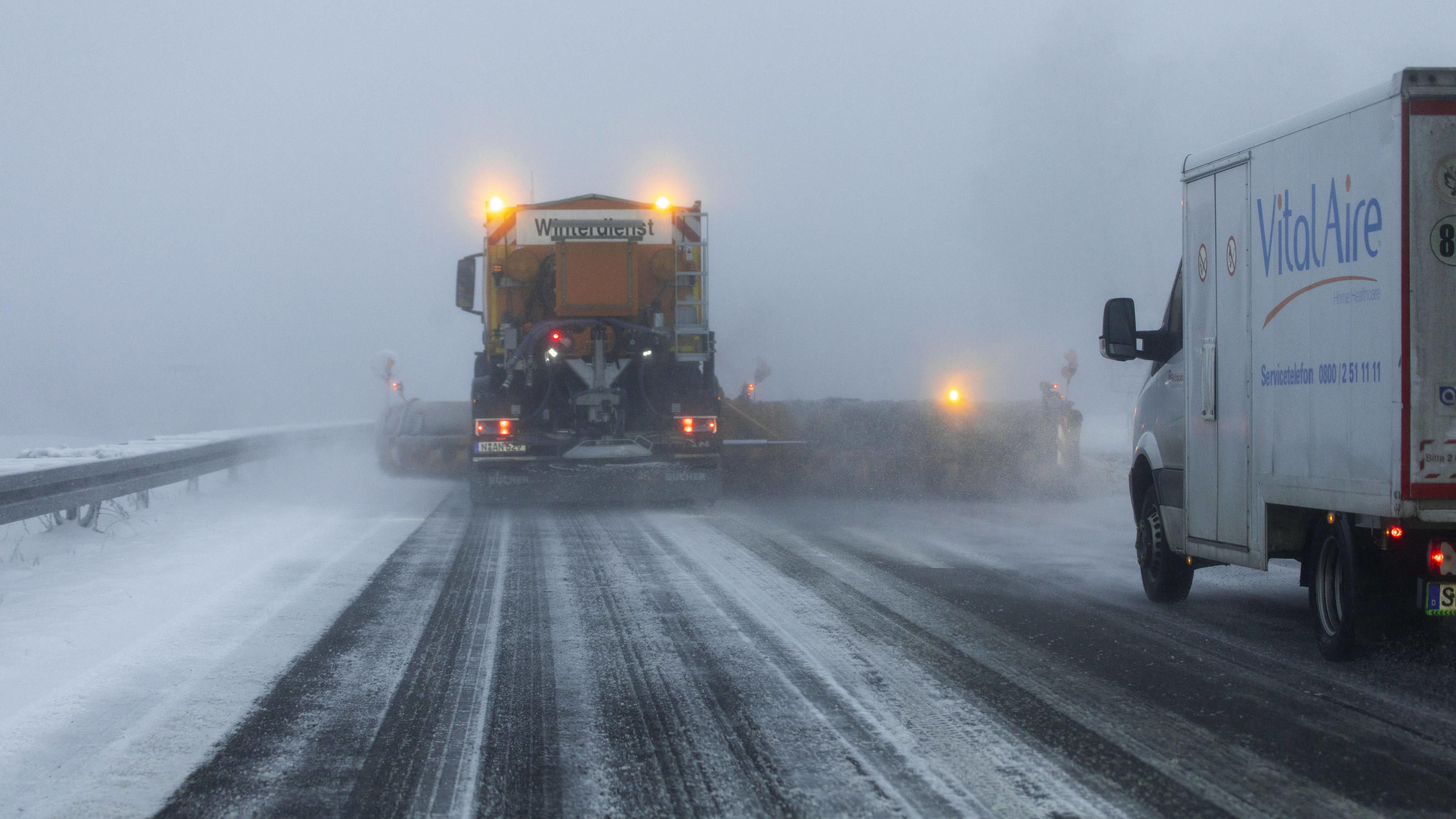 Tief DIMITRIOS: Viele Unfälle auf schneeglatten Fahrbahnen Schneechaos. Der Winter hält mit samt seinen Problemen Einzug in Deutschland. Nach kurzer Schneepause folgt am heutigen Dienstag Tief Ahmet. Am Dienstagmorgen sorgten erste Schneefälle von Ahmet für reichlich Chaos auf den Straßen.