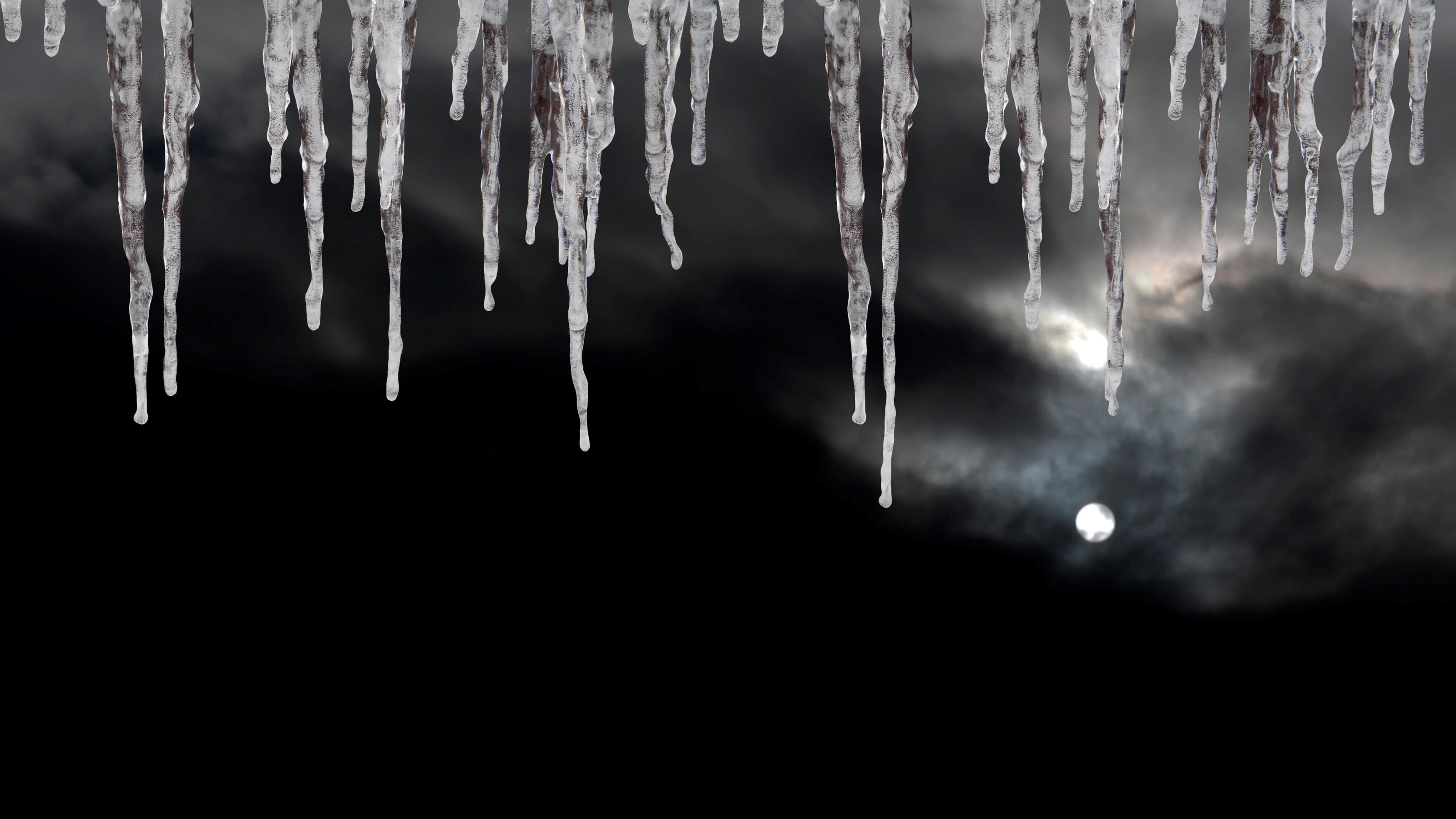 Sibirische Kälte rückt uns auf die Pelle Eiszapfen hängen vom Dach. Dahinter zeigt sich ein schwarze Nacht.