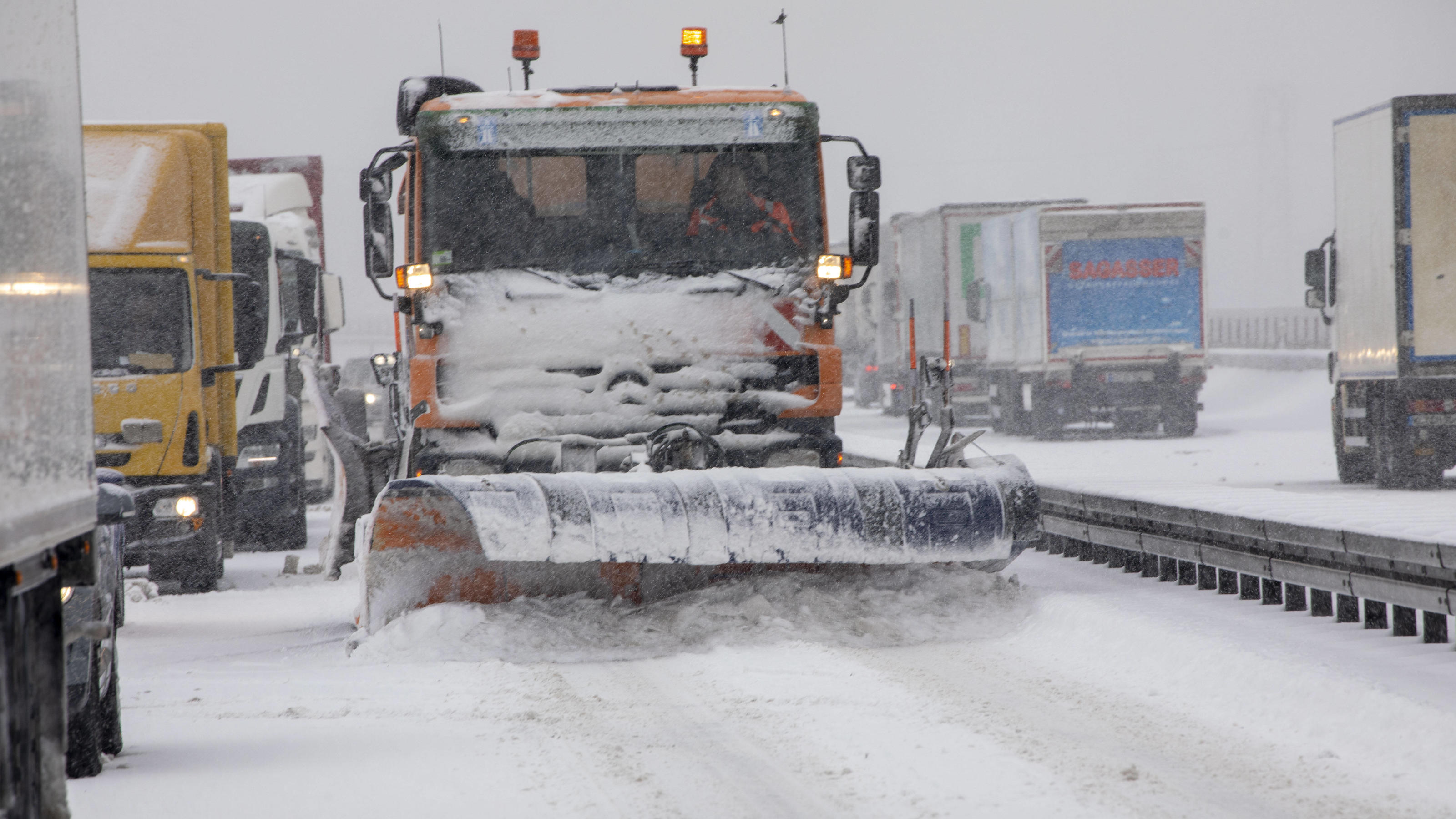 Tief DIMITRIOS: Viele Unfälle auf schneeglatten Fahrbahnen 220112 A73. Schneechaos in Thüringen. Intensive Schneefälle bringen den Verkehr nahezu zum Erliegen. Besonders betroffen ist seit den Morgenstunden die A 71 und A 73 bei Meiningen und Suhl. Gegen 10:00 Uhr wurde die Ausfahrt Suhl Nord auf der A 73 fü