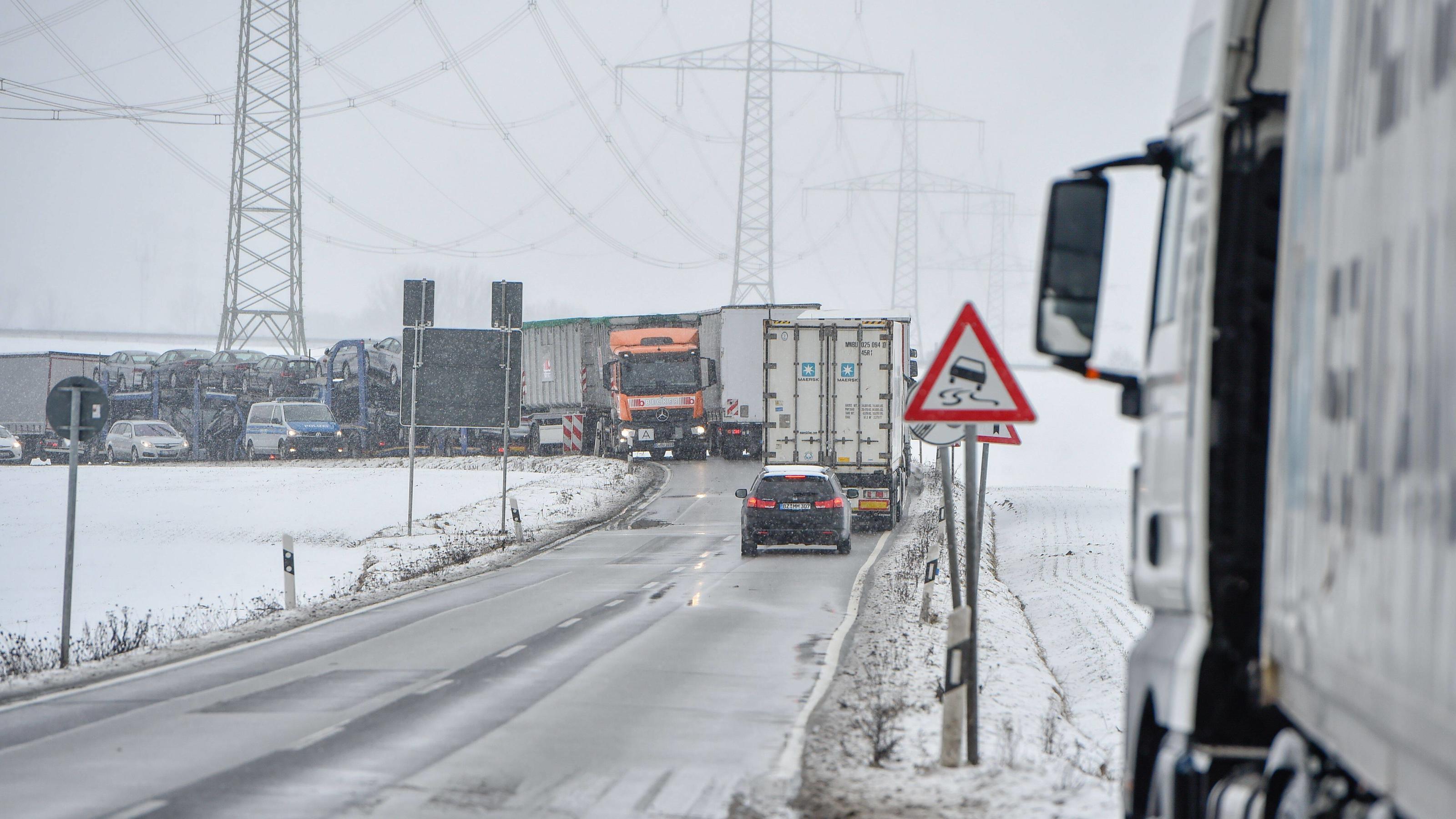 Tief DIMITRIOS: Viele Unfälle auf schneeglatten Fahrbahnen Ostsachsen - Verkehrschaos dauert an: Kilometerlanger Stau zwischen Bautzen und Dresden 12.01.2021 Ostsachsen, genauen Ort bitte den IPTC-Daten entnehmen Fotograf: LausitzNews/Toni Lehder Der Verkehr in Ostsachsen bleibt chaotisch. Nachdem am Morgen