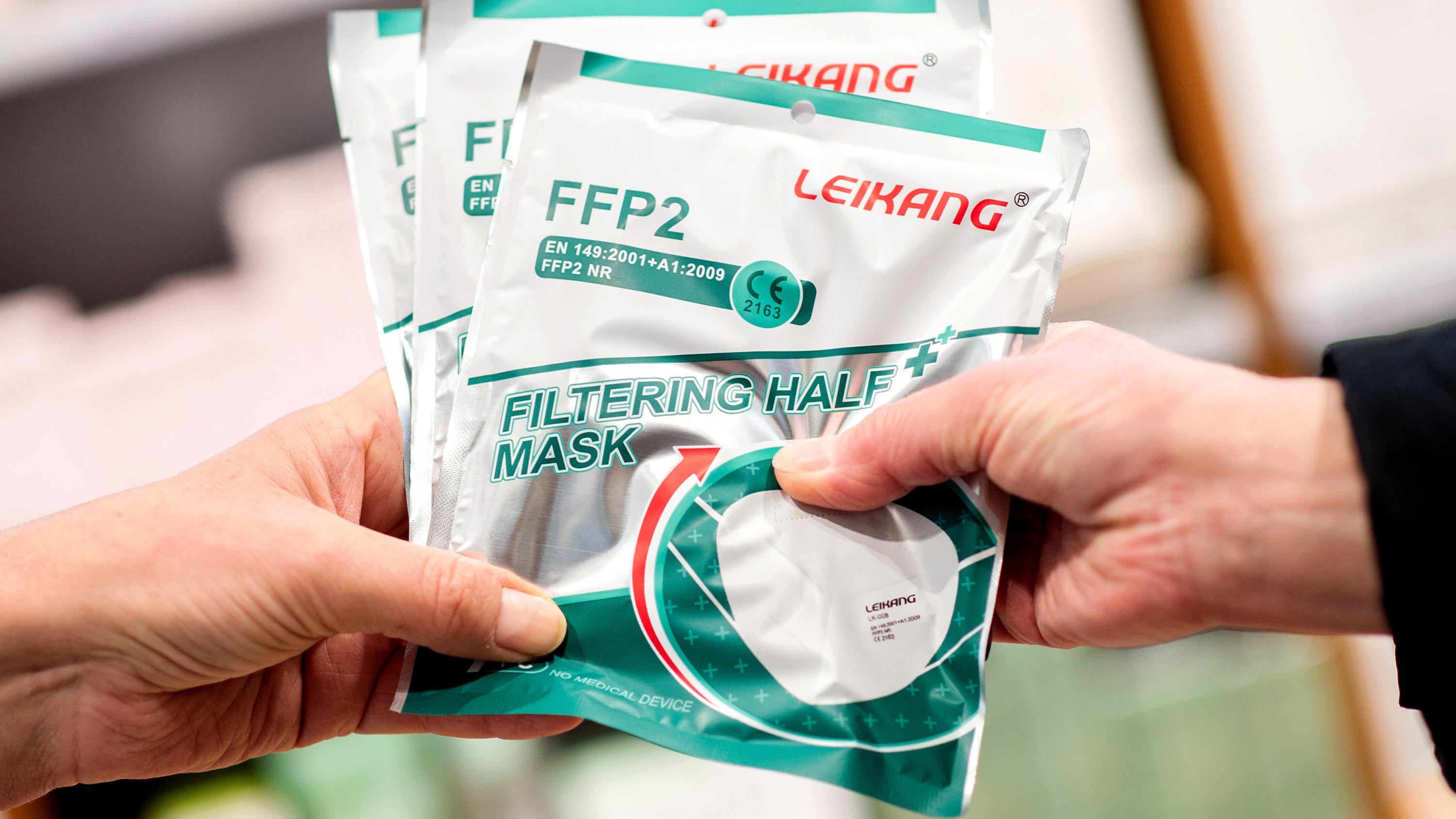 FFP2-Masken an Risikogruppe: So läuft die Vergabe der Berechtigungsscheine 15.12.2020, Niedersachsen, Oldenburg: Eine Apothekerin gibt einer älteren Kundin mehrere FFP2-Atemschutzmasken. Ab dem 15. Dezember sollen Apotheken pro Person drei Schutzmasken gratis aushändigen. Das Angebot gilt für über 60-Jährige und Menschen mi