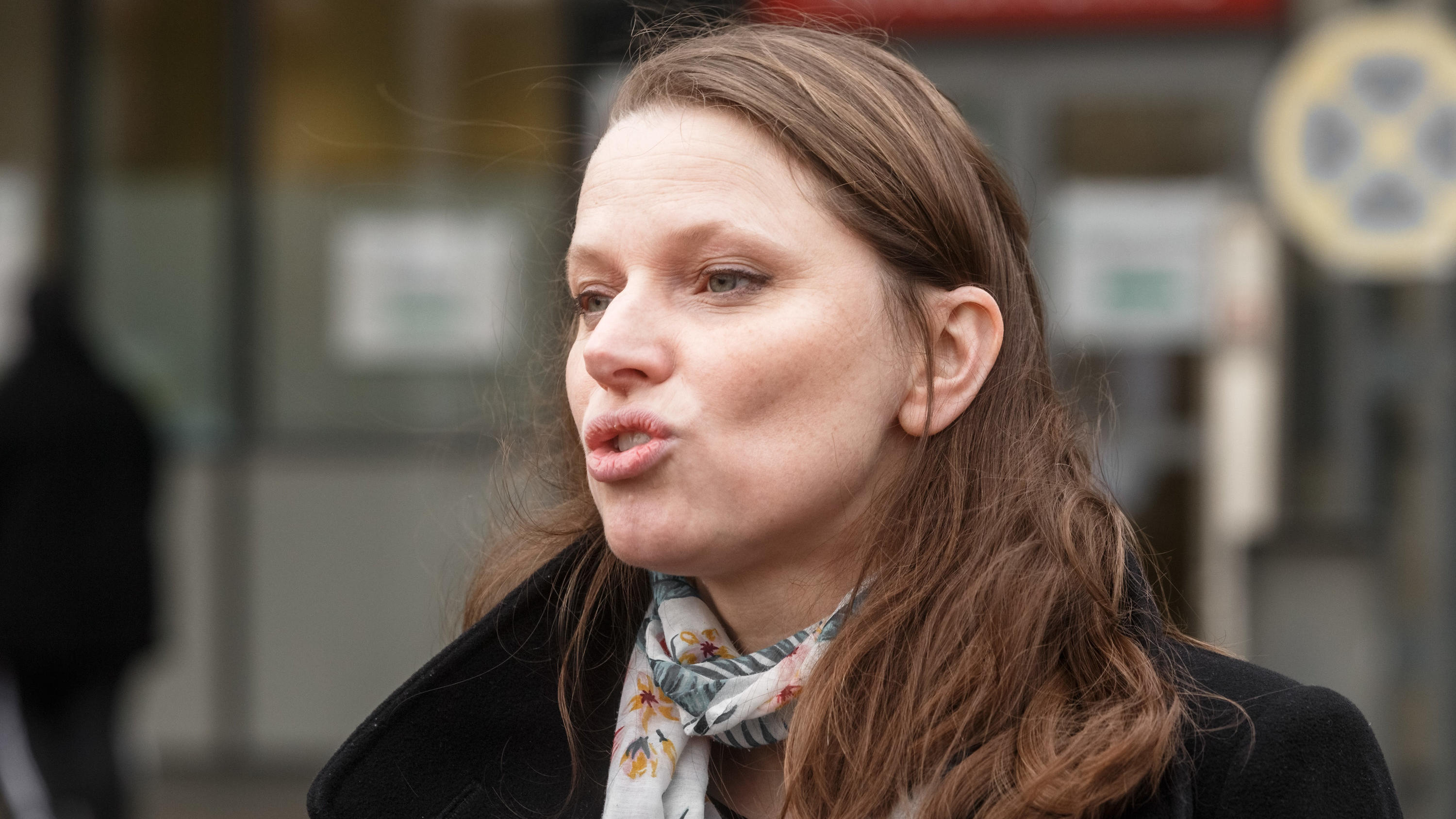 Corona-Impfung: Jetzt sind die über 80-Jährigen an der Reihe 30.12.2020, Hamburg: Melanie Leonhard (SPD), Gesundheitssenatorin Hamburgs, spricht beim Eintreffen der ersten 500 Dosen Corona-Impfstoff für Asklepios Mitarbeiter. Foto: Markus Scholz/dpa +++ dpa-Bildfunk +++
