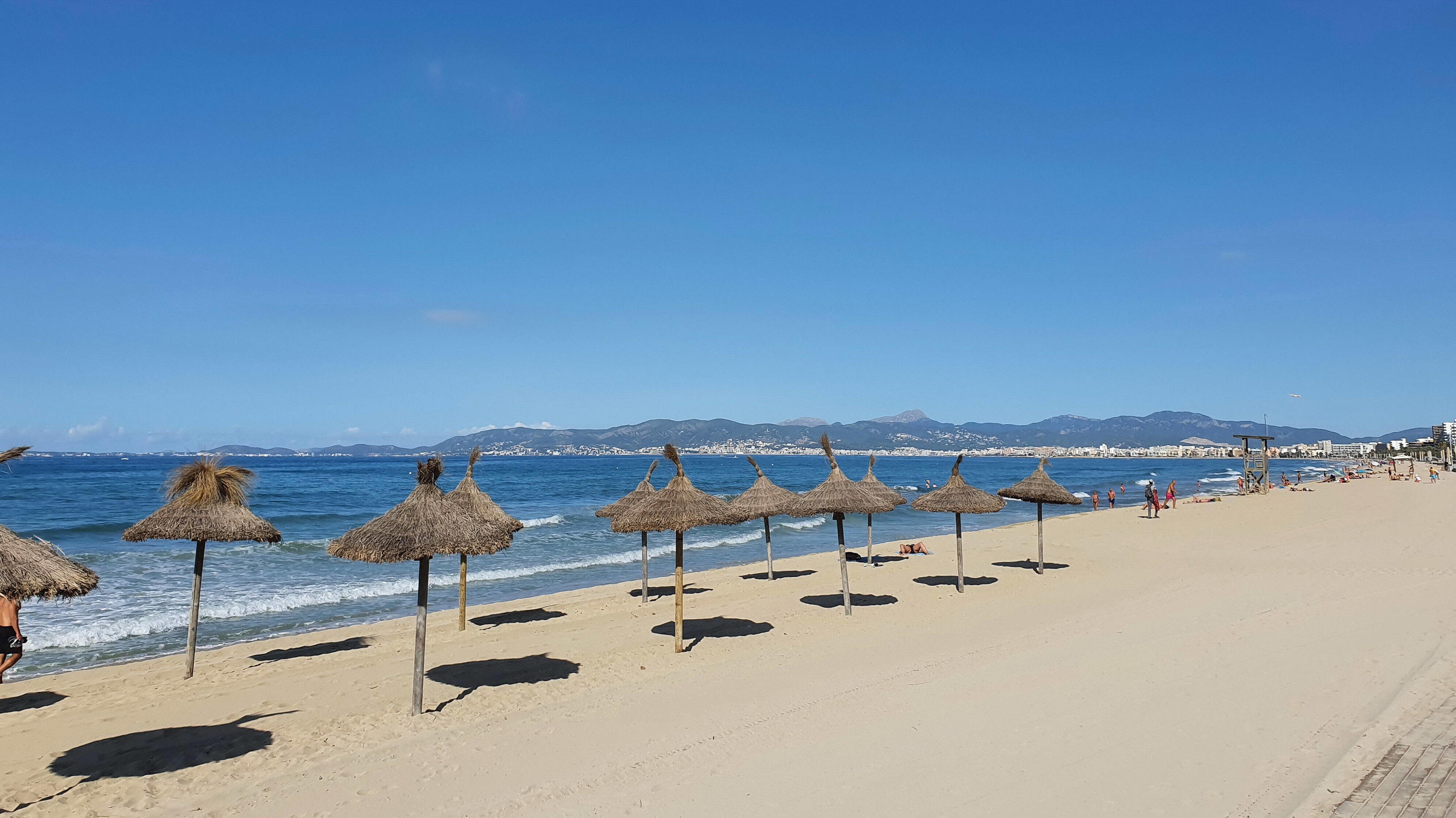 Tipps von Reise-Experte Ralf Benkö: So vermeiden Sie Buchungsfallen! Can Pastilla Themenfoto: Corona, Urlaub, Mallorca, 19.09.2020 Keine Badegaeste am Ballermann in Palma, Verlassene Straende auf Mallorca, Themenfoto: Corona, Urlaub, Mallorca - Jogi/Eibner-Pressefoto *** Can Pastilla Theme photo Corona, vacation, Mal