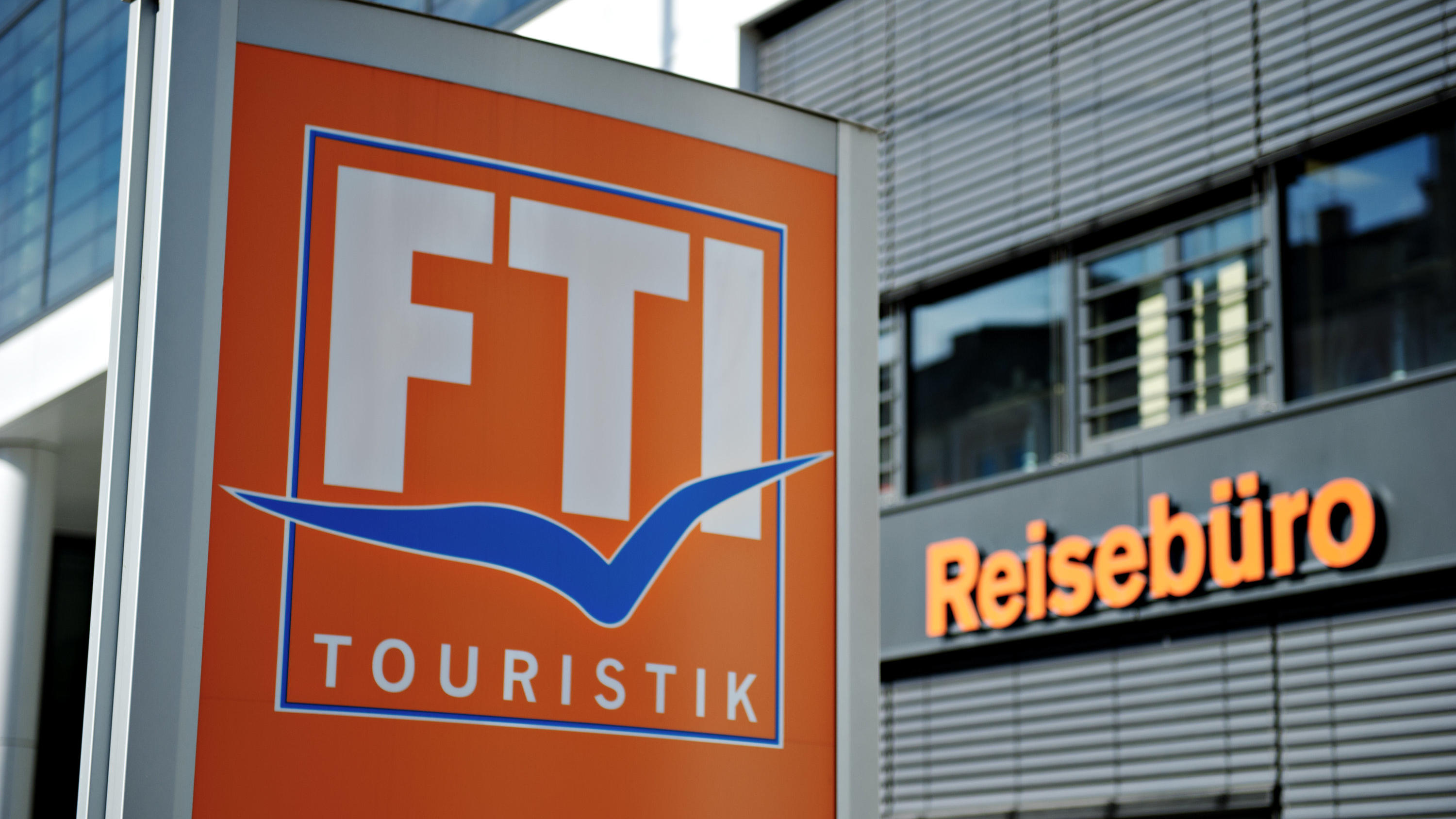 Tipps von Reise-Experte Ralf Benkö: So vermeiden Sie Buchungsfallen! ARCHIV - 03.03.2014, Bayern, München: Das Logo des Reiseveranstalters FTI-Touristik steht vor einem Reisebüro. Europas drittgrößer Reiseveranstalter FTI steckt durch die Corona-Krise in Geldnot, bekommt jetzt Staatshilfe und gibt einen großen Teil se