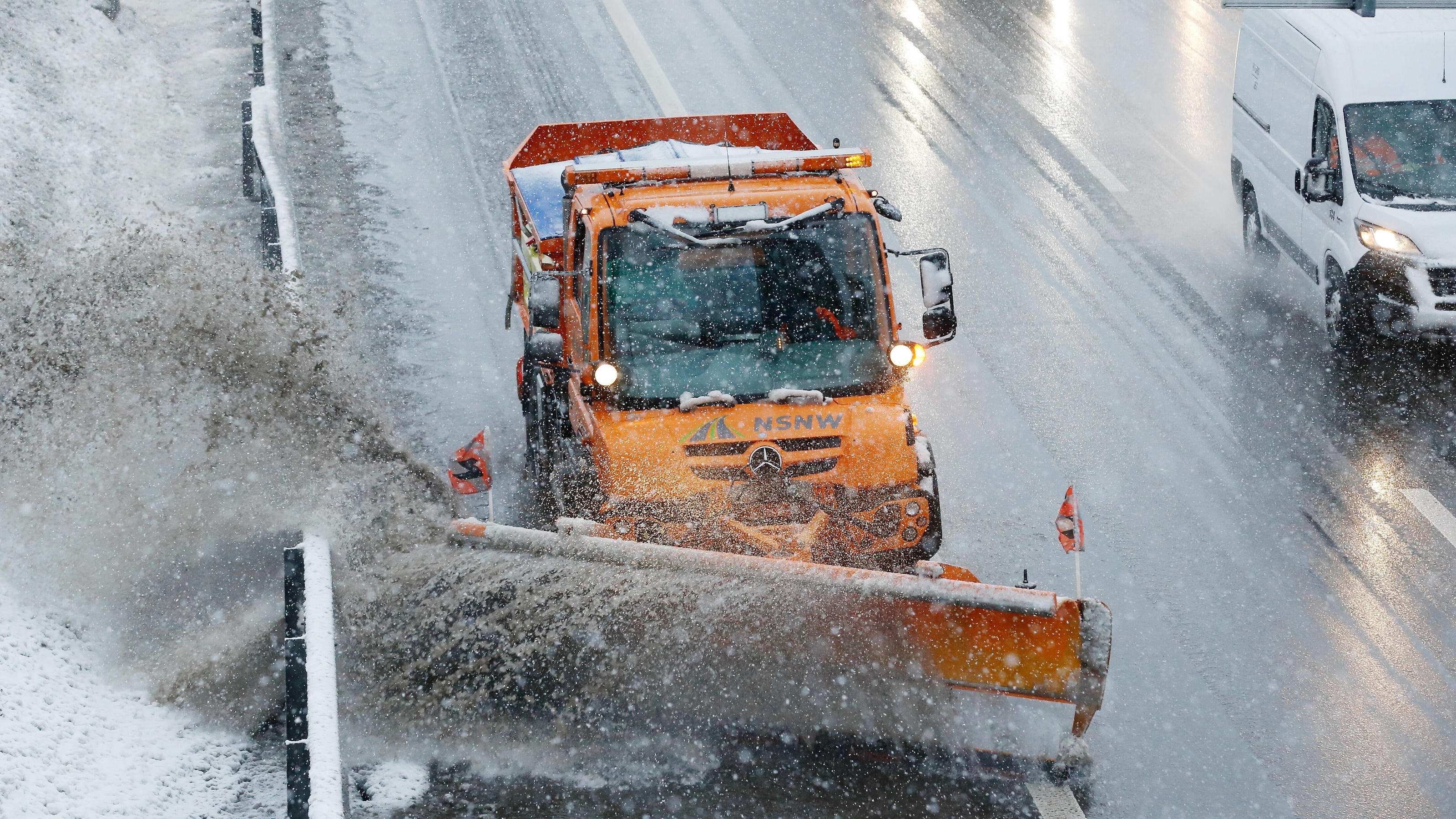 Nach starkem Schneefall: Frau von umstürzendem Baum getötet Foto Manuel Geisser 14.01.2021 Birmenstorf AG : Räumungsfahrzeug auf der Autobahn höhe Birmenstorf AG Richtung Bern . Schnee und matsch auf der Autobahn *** Photo Manuel Geisser 14 01 2021 Birmenstorf AG Clearing vehicle on the motorway near Birmens