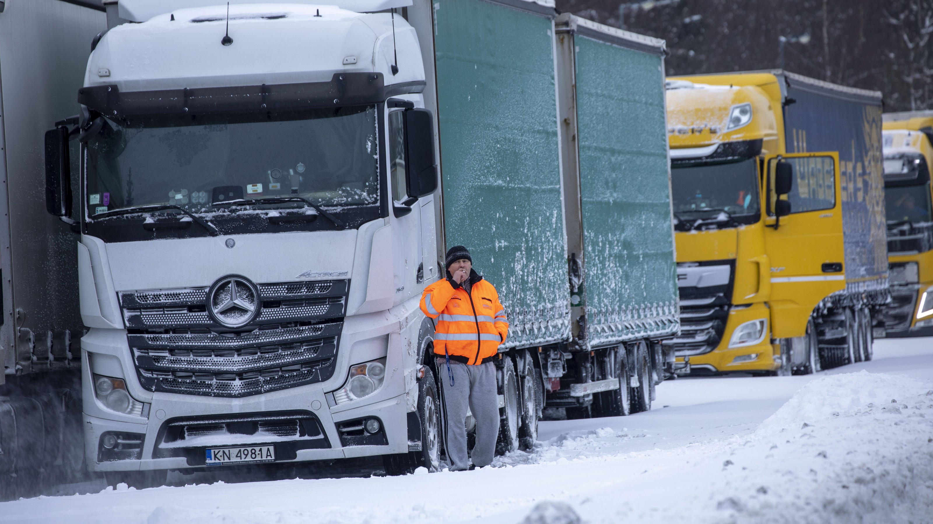 Nach starkem Schneefall: Frau von umstürzendem Baum getötet 220114 Schnee. Schneechaos im Erzgebirge und weite Teile Sachsens. Seit den Nachtstunden geht auf den Autobahnen A 4 und A 17 in Sachsen so gut wie gar nichts mehr. Intensive Schneefälle, Schneeverwehungen haben den Verkehr teilweise zum Erliegen ge