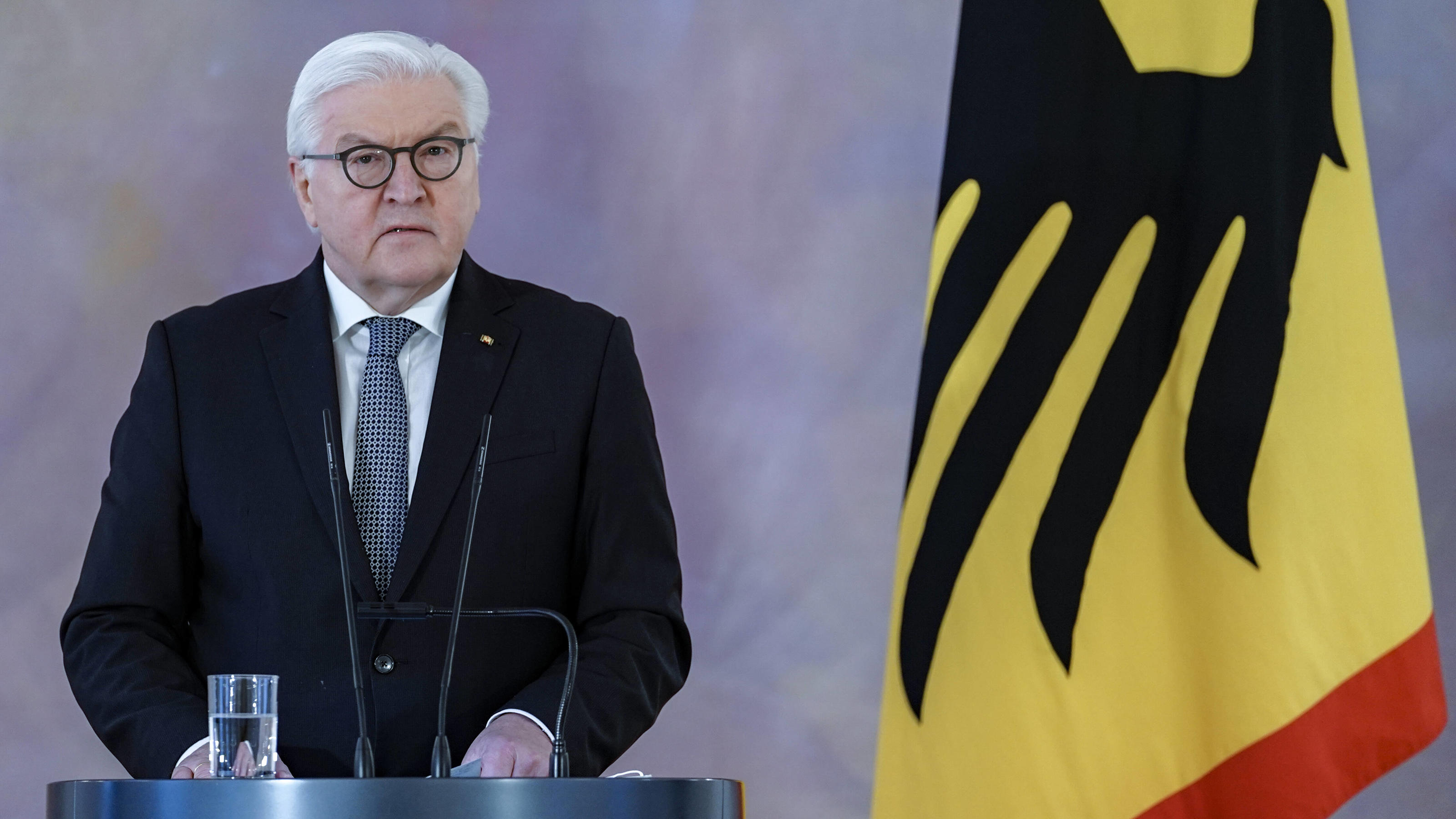Kanzleramt plant offenbar nächtliche Ausgangssperren und Home-Office-Pflicht light Appell des Bundespraesidenten zur staerkeren Nutzung des Homeoffice in Zeiten der Corona Pandemie Aktuell, 15.01.2021, Berlin, Bundespraesident Frank-Walter Steinmeier im Portrait beim Pressestatement zur Vorstellung eines gemeinsamen Appells zur st