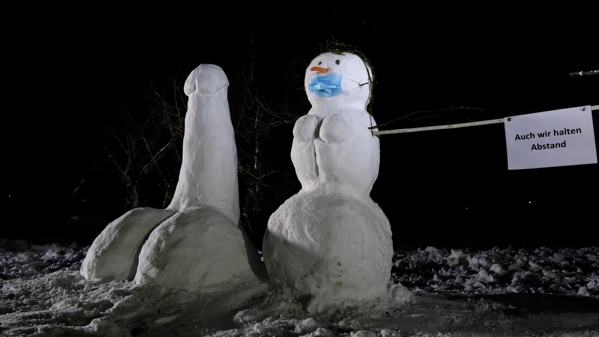 Schnee-Penisse mit Corona-Botschaft sorgen in Radeberg für Aufsehen Schneemann und Schnee-Penis