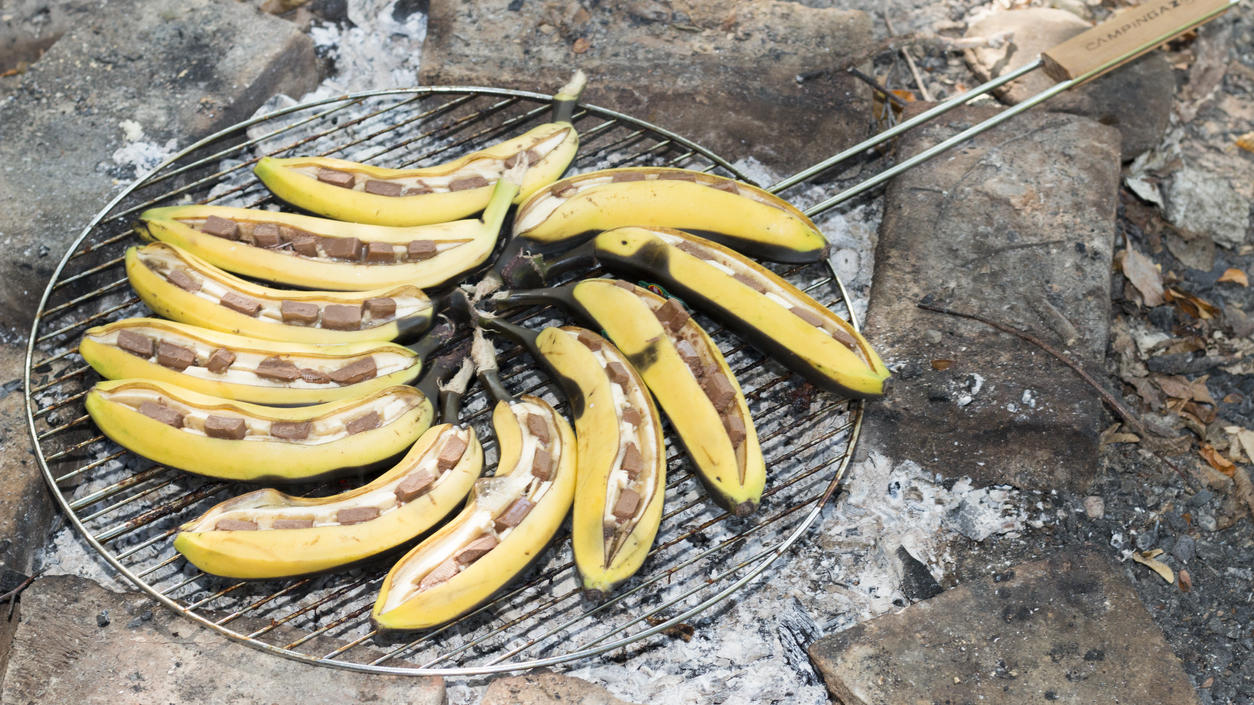 Darum sollten Sie die Bananenschale in Zukunft einfach mitessen! Auch Bananenschalen punkten mit Vitaminen und Mineralstoffen.