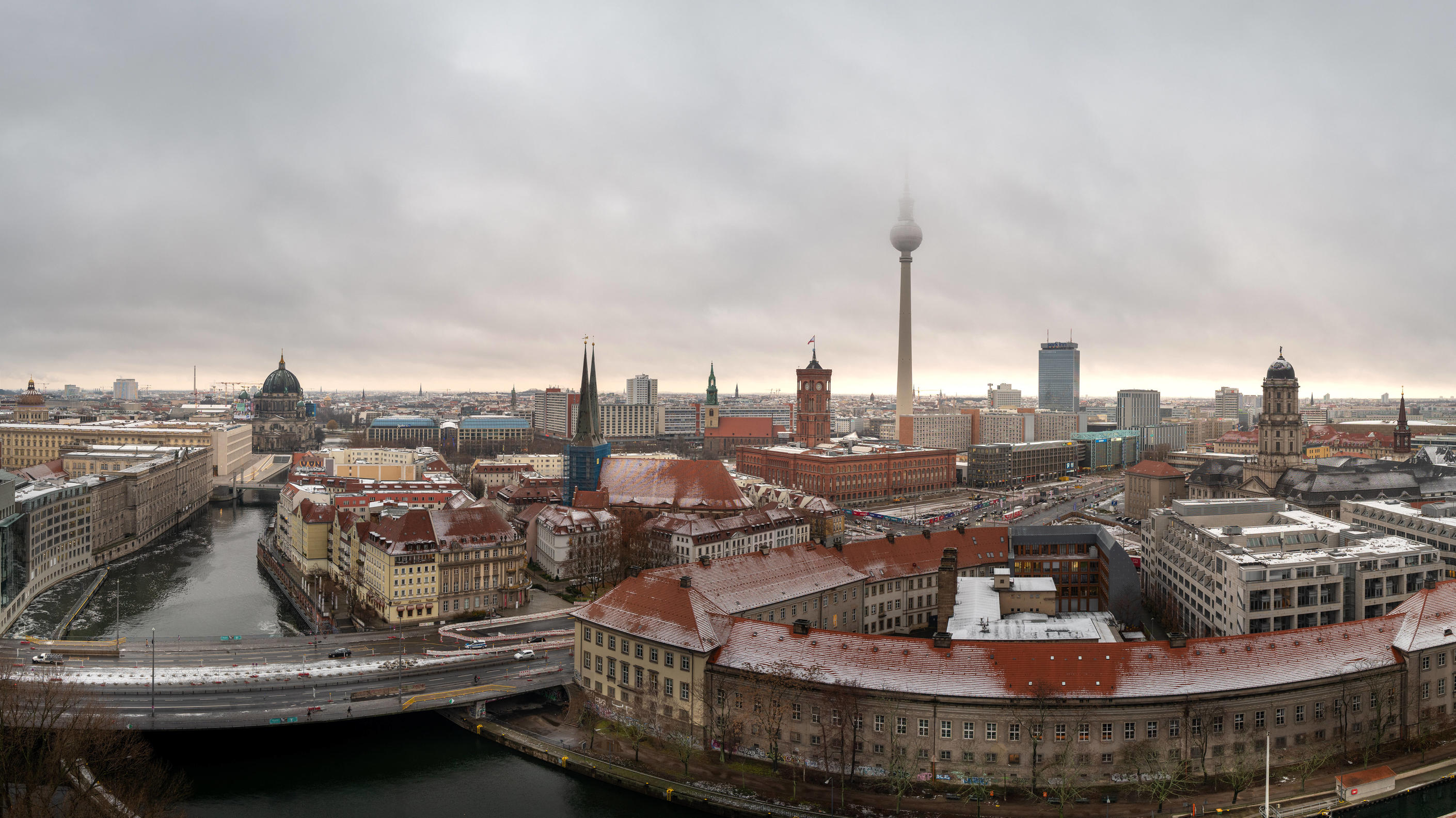 Januar 2021: Ein Monat ohne Sonne im Corona-Winter Panorama vom Zentrum in Berlin, Trübes Wetter mit Schnee und Regen 04.01.2021, Berlin.