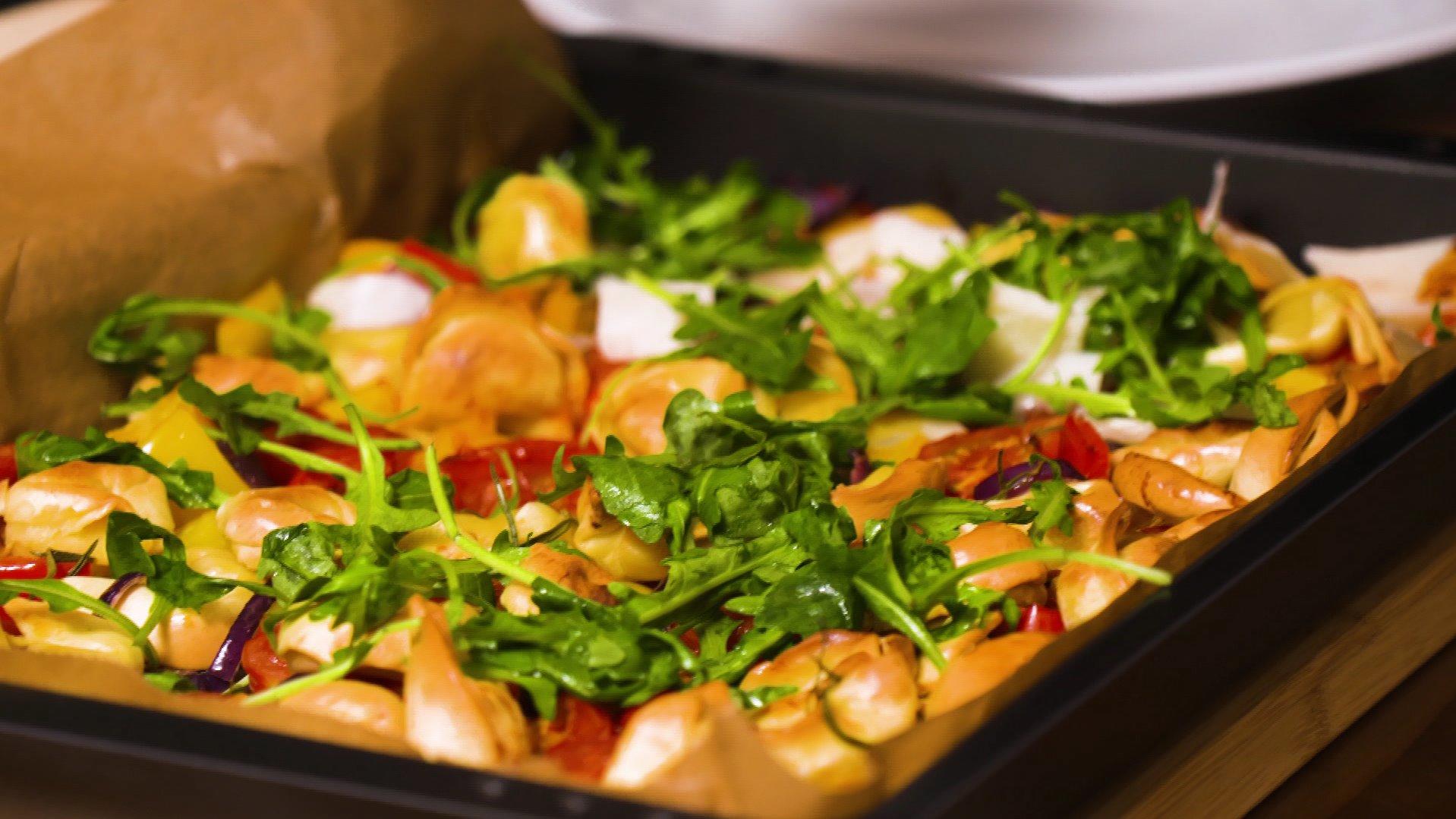 Alles drauf: Diese Ein-Blech-Rezepte müssen Sie probieren Ofen-Ravioli mit Gemüse