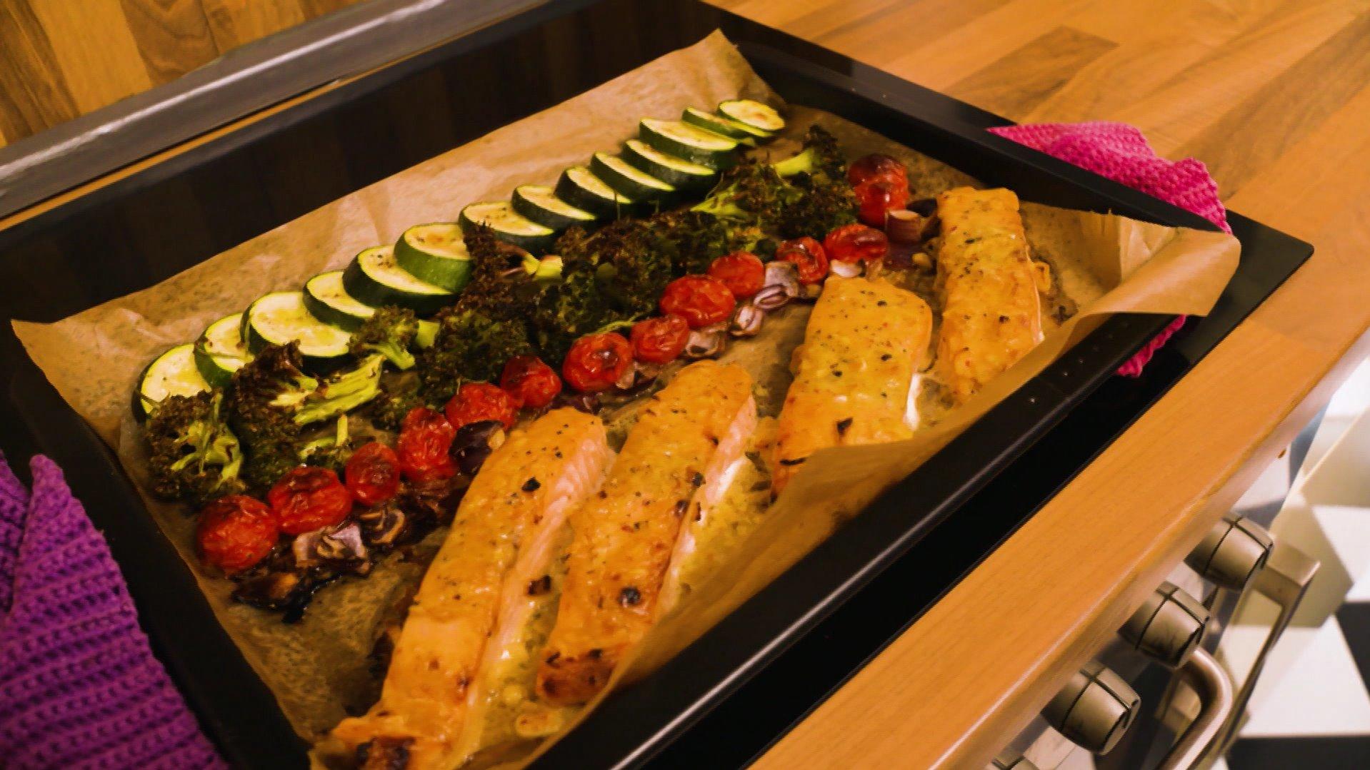 Alles drauf: Diese Ein-Blech-Rezepte müssen Sie probieren Honig-Senf-Lachs mit buntem Ofengemüse