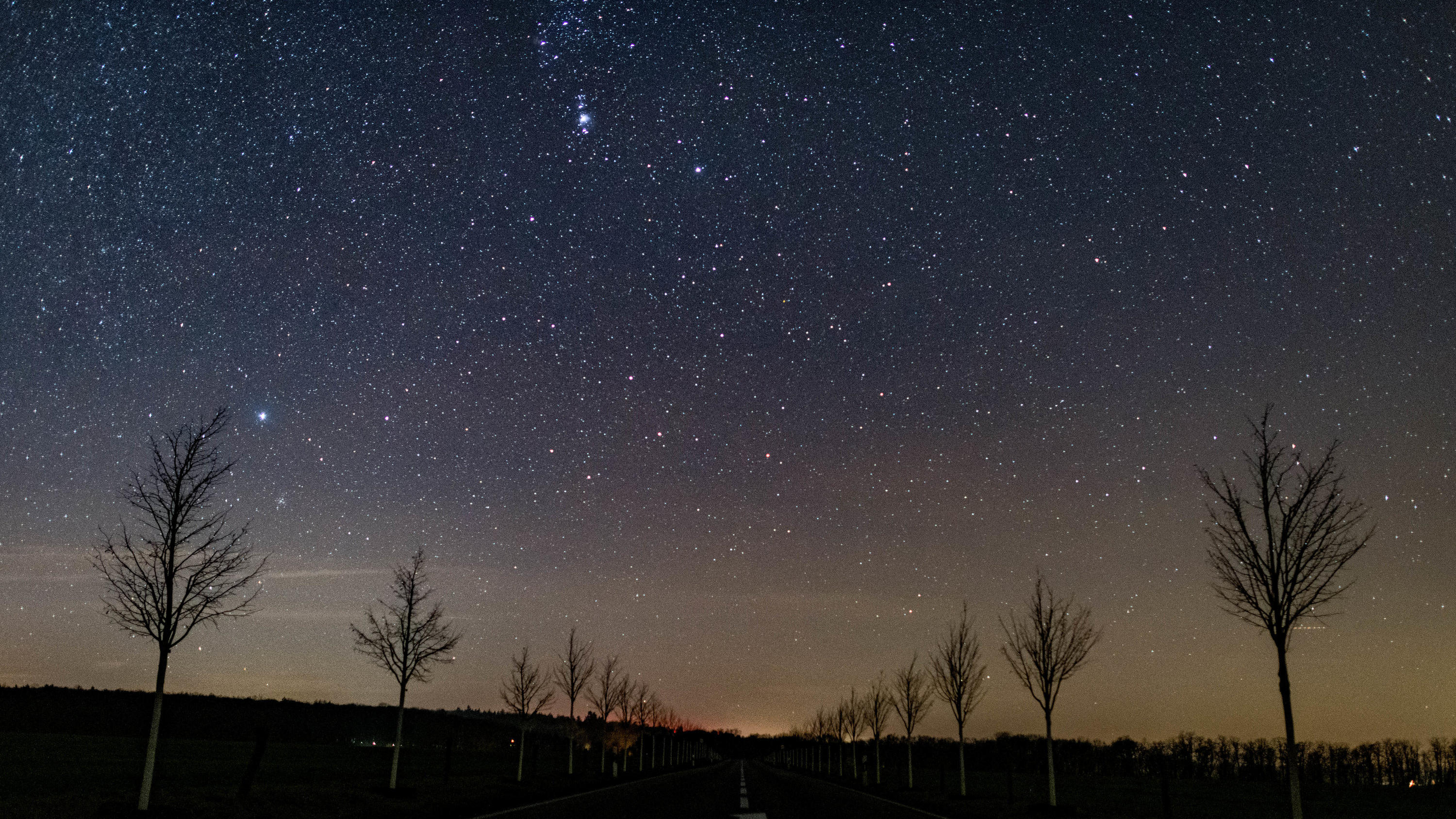 Mars noch am Nachthimmel gut sichtbar 18.12.2020, Brandenburg, Falkenhagen: Blick auf einen kleinen Teil der Milchstraße am nächtlichen Sternenhimmel über einer Straße im Landkreis Märkisch-Oderland. Als Milchstraße wird die Galaxie bezeichnet, zu der unser eigenes Sonnensystem gehört. U