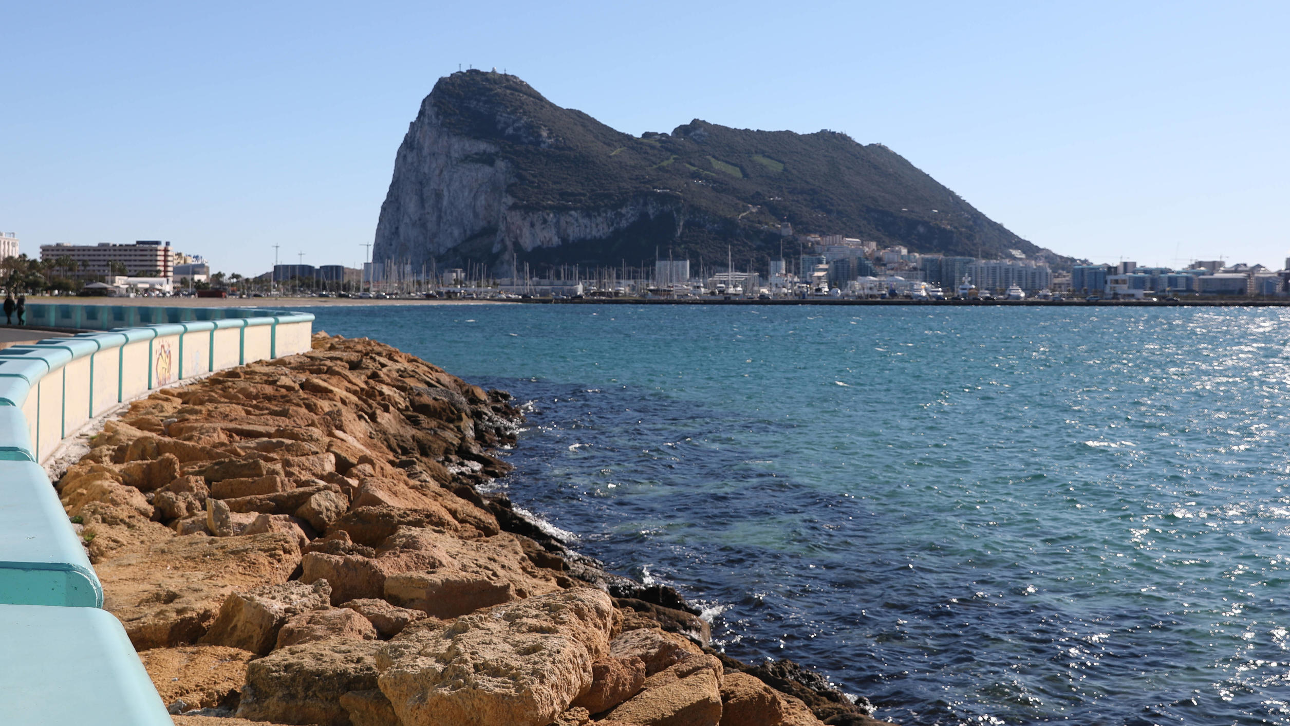Steigende Inzidenz trotz 100 Prozent-Impfquote - doch Gibraltar hat Corona trotzdem im Griff Gibraltar Brexit The Rock of Gibraltar seen from La Lnea de la Concepcion, Spain, as the British overseas territory has imposed a second lockdown to slow soaring rate of coronavirus cases, just days after a landmark agreement was reached with Spain