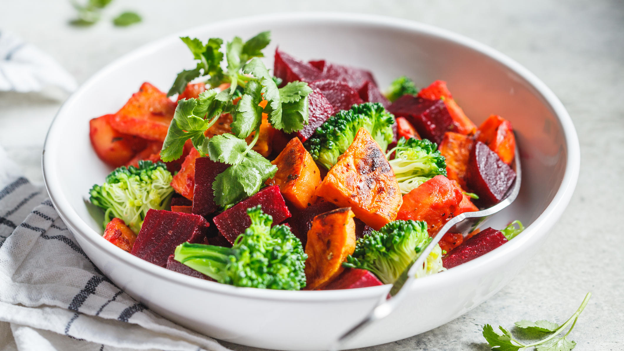 Kann man durch Möhren wirklich brauner werden? Salat mit Roter Bete und Brokkoli