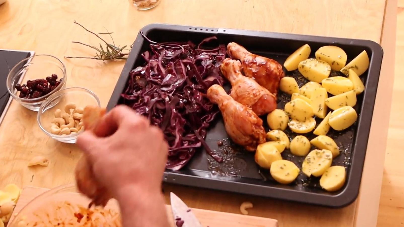 Einfaches Blechgericht mit Wow-Effekt: Barbecue-Hähnchen mit Rotkohl und Rosmarin-Kartoffeln Hähnchenschenkel mit Rotkohl vom Backblech