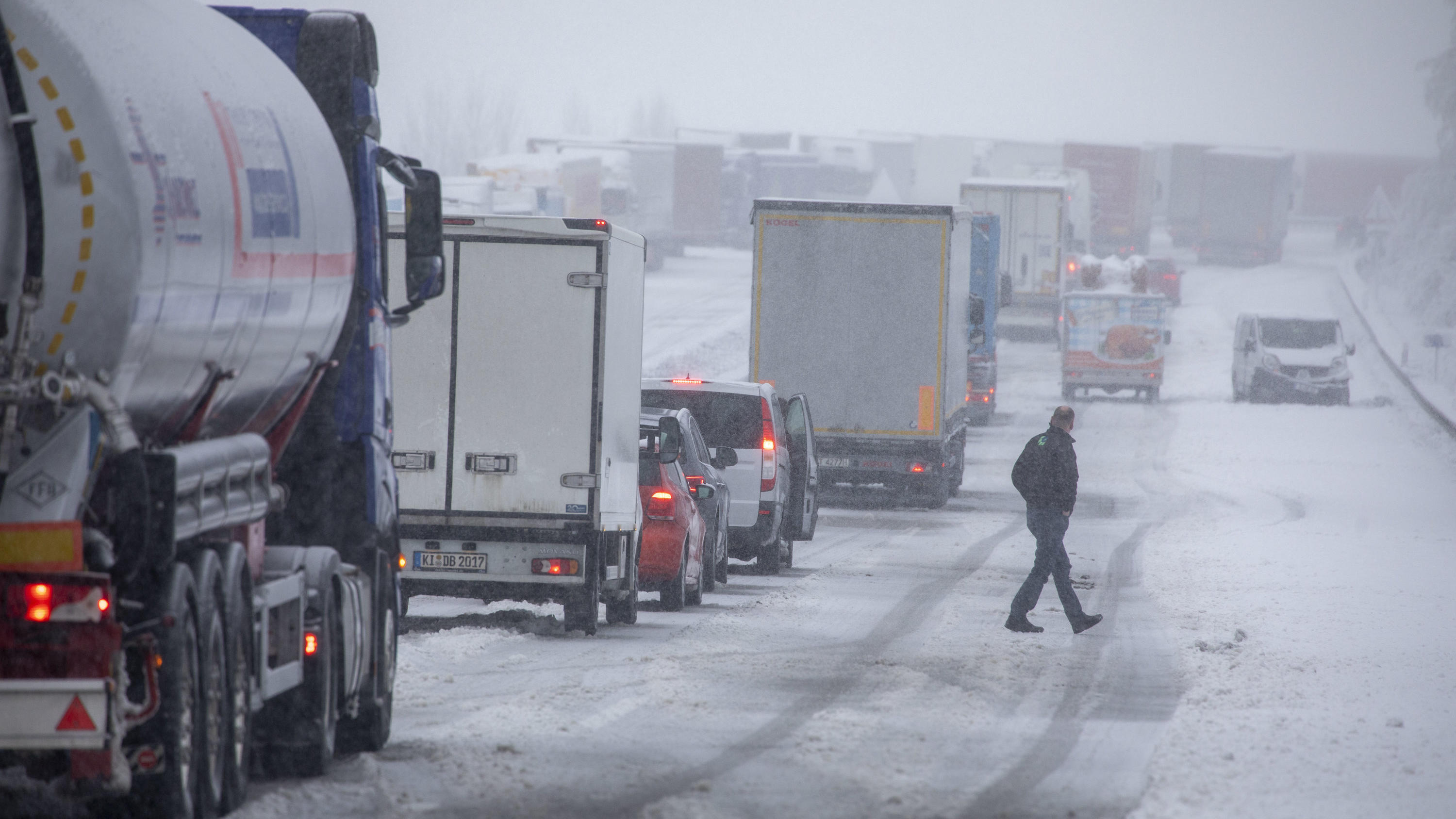 Wetter am Wochenende: Schnee und Glatteis am Sonntag bis ins Flachland Zwickau-Hartenstein: Stau auf der A 72 und auf den Autobahnen in Sachsen durch Schneetief Irek. Auf der Autobahn A 72 zwischen Chemnitz und Plauen ging in beiden Fahrtrichtungen am Samstagvormittag rein gar nichts mehr. Foto: Ber