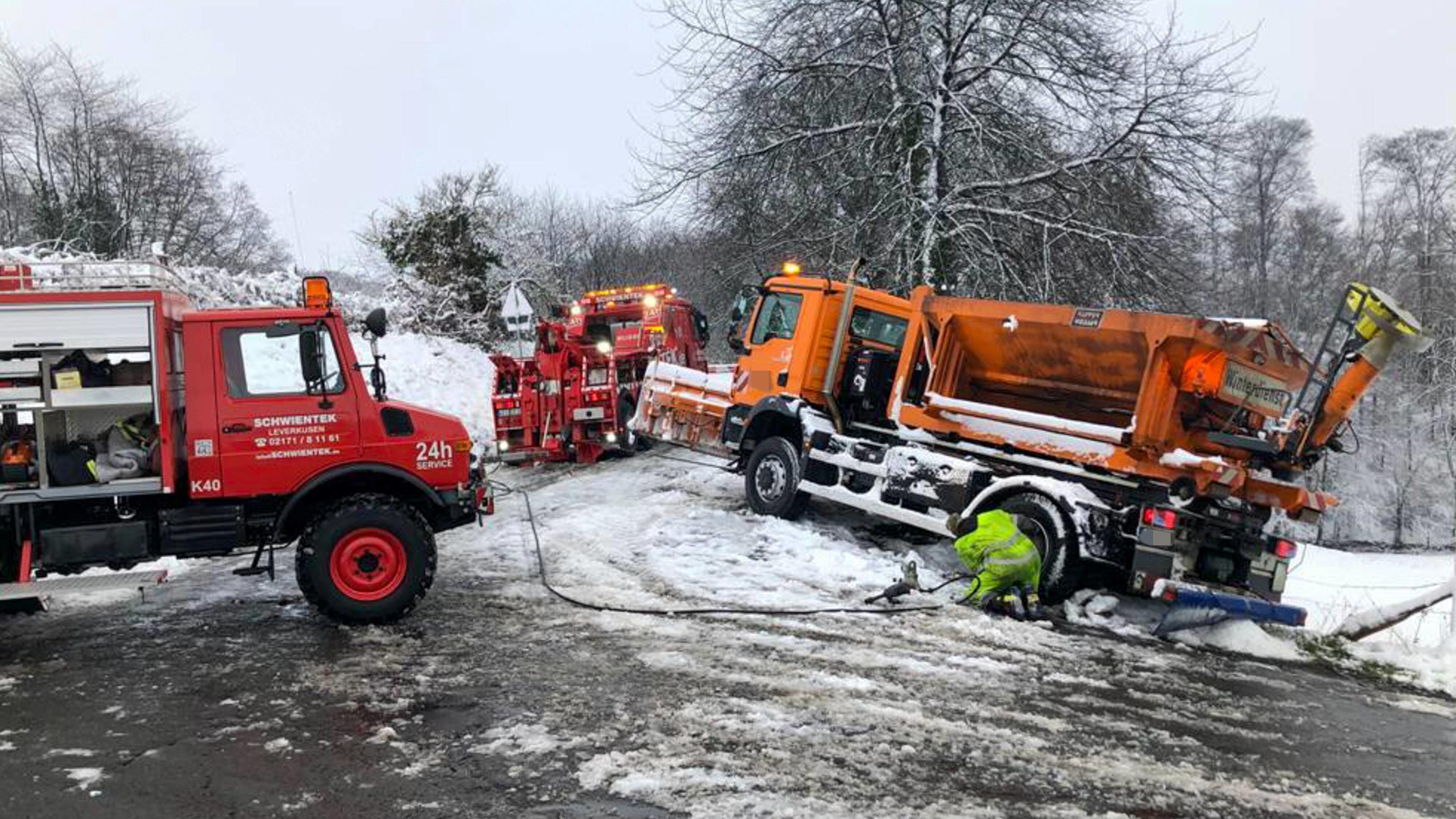 Schnee Räumfahrzeug festgefahren Ein Streufahrzeug hatte sich am Morgen in Burscheid festgefahren, ein Bergungsunternehmen und die Feuerwehr waren zur Hilfe geeilt und befreiten den tonnenschweren LKW aus der misslichen Lage. Verletzt wurde niemand. Bursch