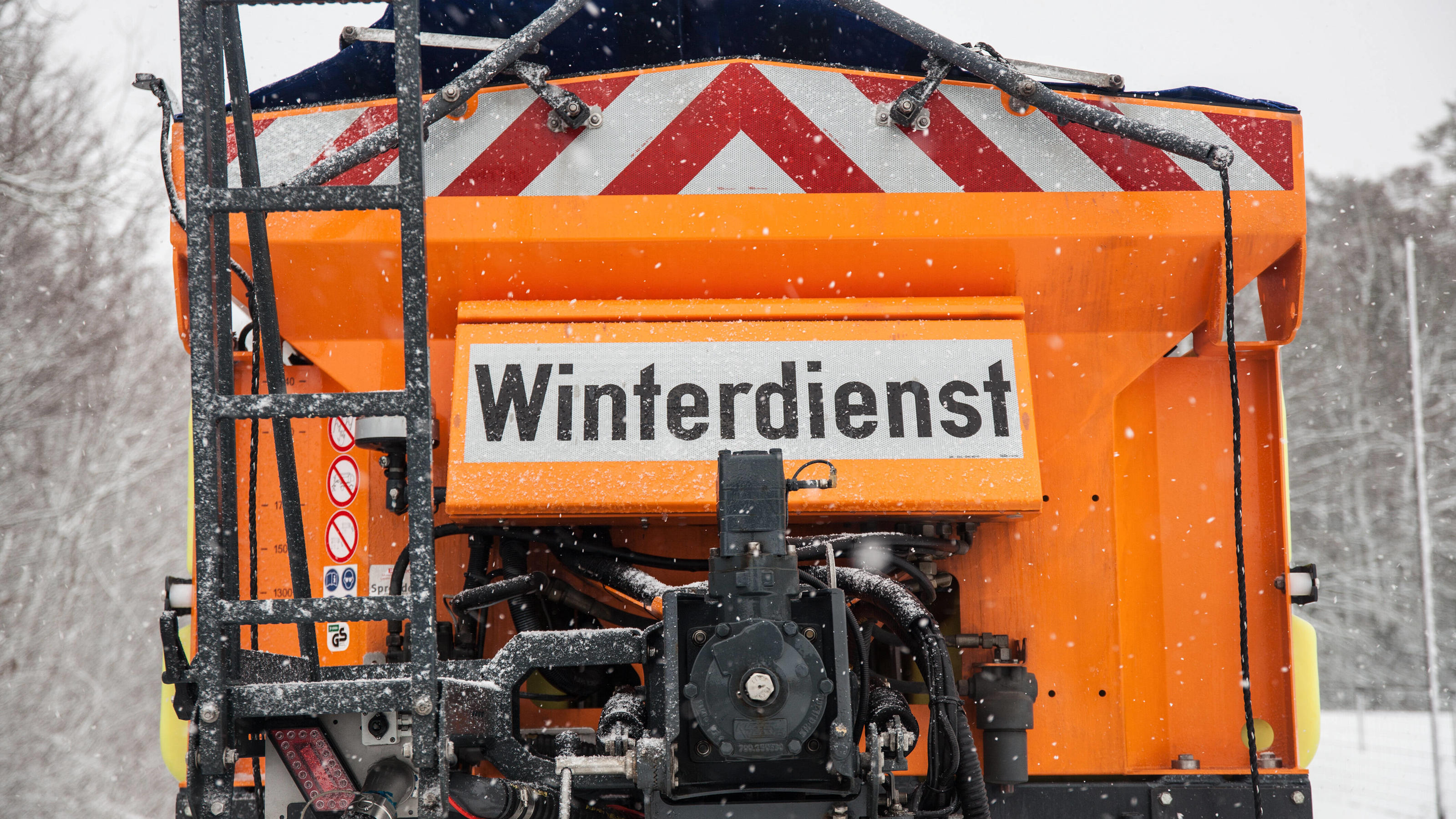 Schnee mit Glätte bleibt DAS Thema Bamberg, Deutschland 24. Januar 2021: Ein Streufahrzeug vom Winterdienst ist im Winter auf einer mit Schnee bedeckten Strasse unterwegs. Bayern *** Bamberg, Germany 24 January 2021 A gritting vehicle from the winter road maintenance service is on th