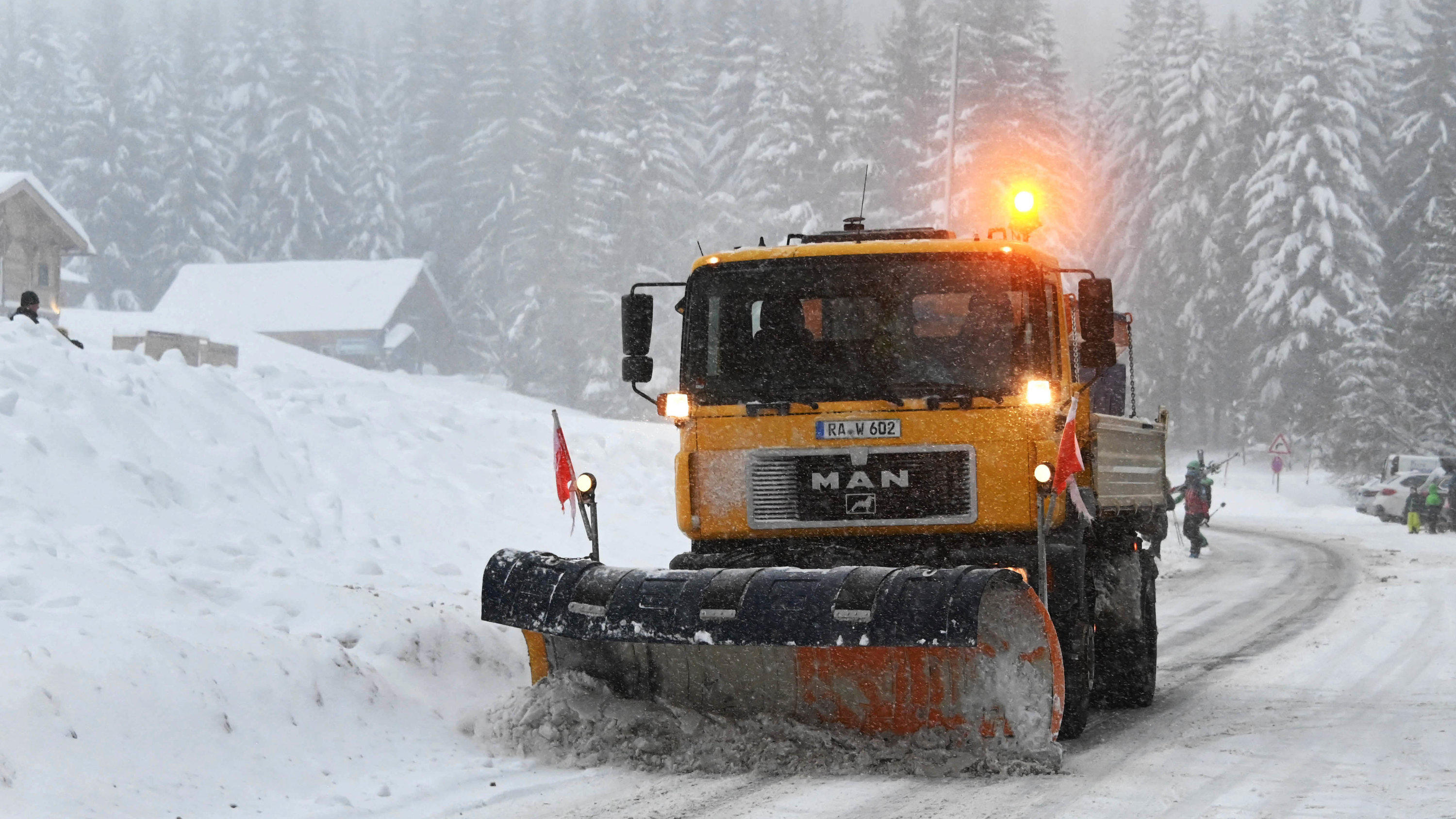 Extremwetter: Grenze zwischen Frühling und Winter über Deutschland Baden-Württemberg, Sand: Beim Mehliskopf fährt ein Schneepflug vorbei um die Strasse vom Schnee zu räumen. Die Schneefälle der letzten Tage locken Ausflügler in den Schwarzwald. Foto: Uli Deck/dpa +++ dpa-Bildfunk +++