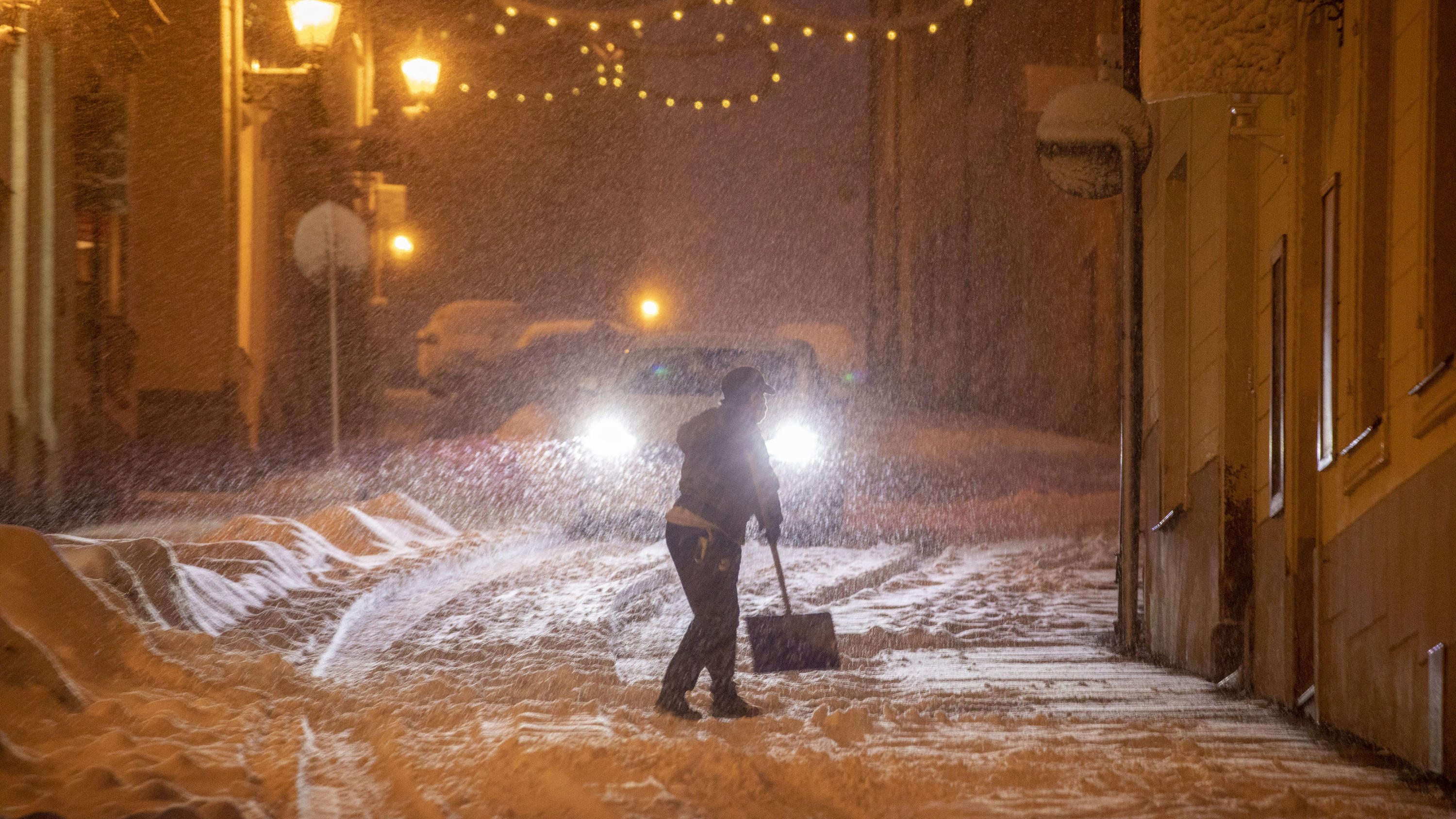 Februar 2021: Polarwirbel-Split macht Eiszeit wahrscheinlich 23.01.2021, Sachsen, Annaberg-Buchholz: Neuschnee in Sachsen. Starker Schneefall in Annaberg-Buchholz. Foto: Bernd März/dpa +++ dpa-Bildfunk +++