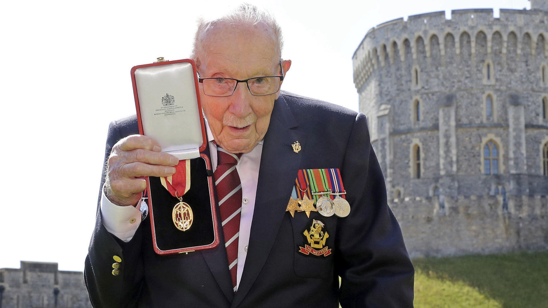 Emotionaler Abschied von Corona-Held Captain Tom Moore (†100) FILE - In this Friday, July 17, 2020 file photo, Captain Sir Thomas Moore poses for the media after receiving his knighthood from Britain's Queen Elizabeth, during a ceremony at Windsor Castle in Windsor, England. Tom Moore, the 100-year-old World Wa