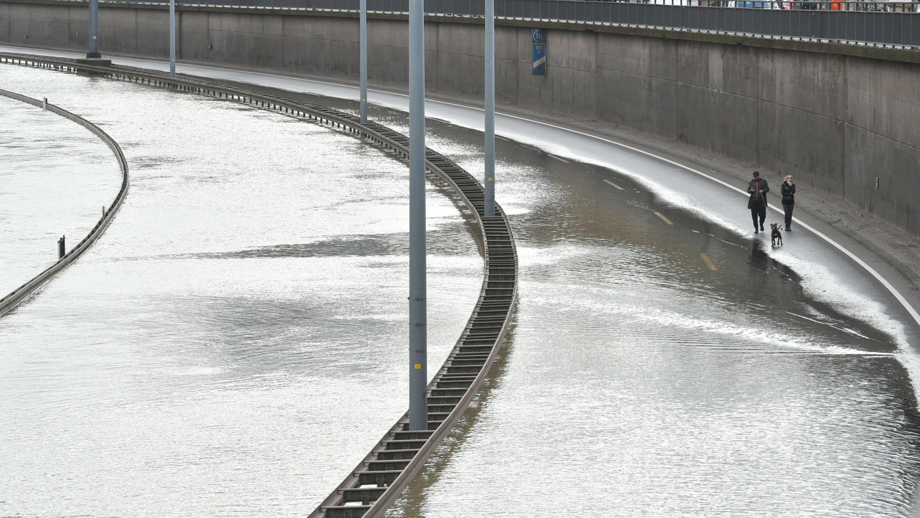 Hochwasser in Deutschland: Die Pegel verharren auf hohem Niveau Das Hochwasser lässt kaum ein Bundesland aus. Im Saarland