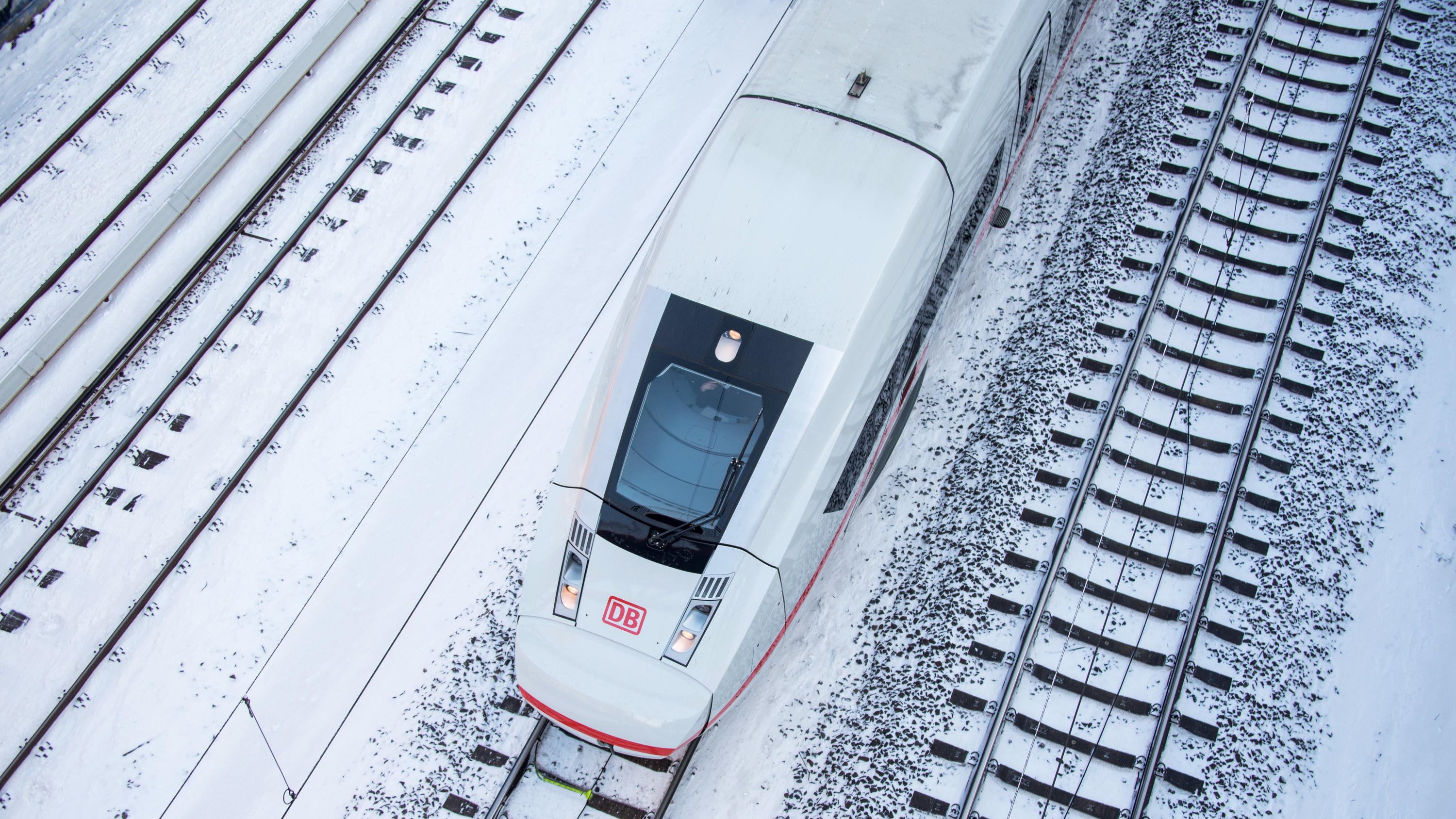 Schneetief wird zum Blizzard: Meterhohe Schneeverwehungen 30.01.2021, Hamburg: Ein ICE fährt auf einem verschneiten Gleis. Foto: Daniel Bockwoldt/dpa +++ dpa-Bildfunk +++