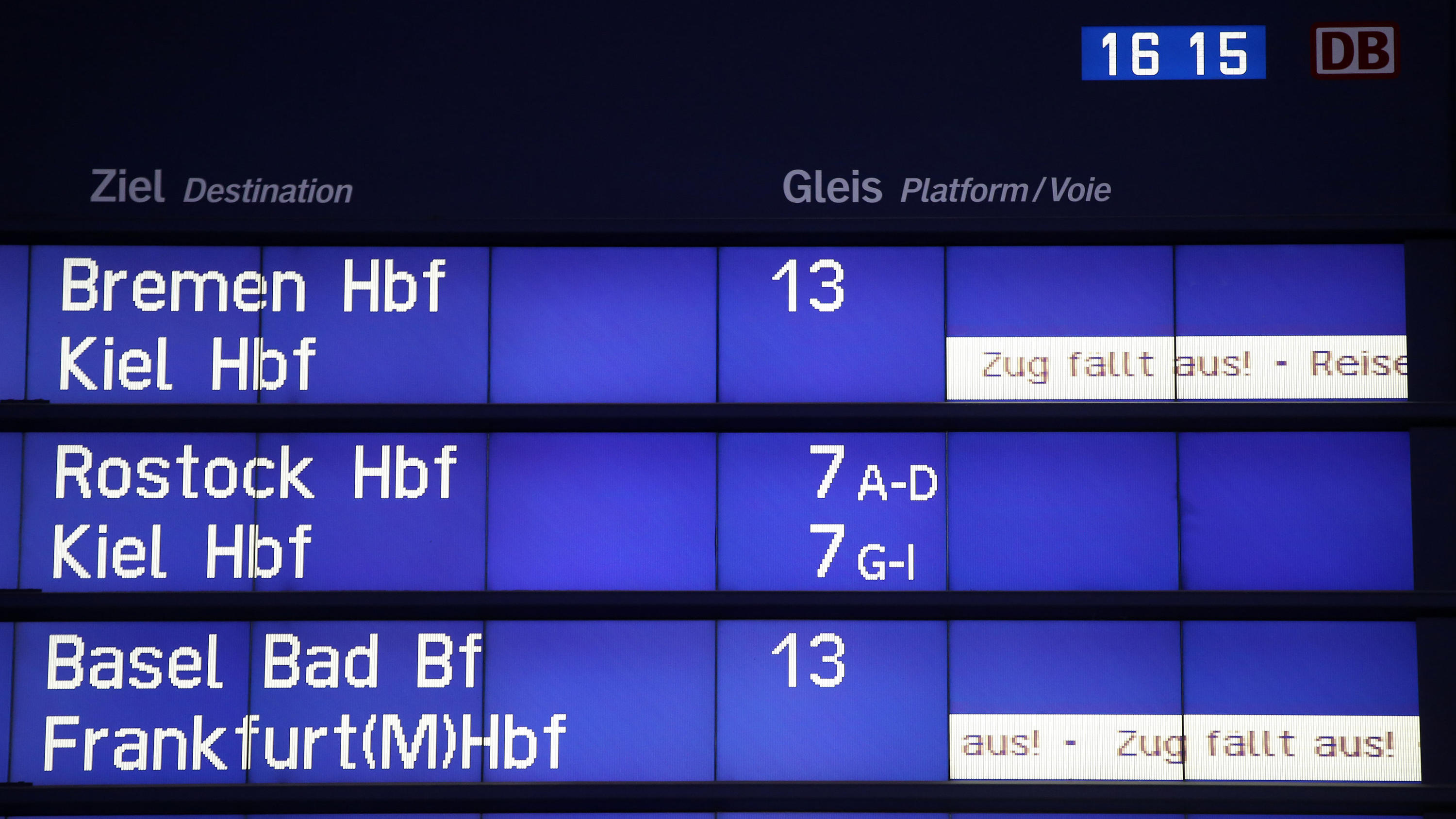 Zwei Tote im Schnee entdeckt ++++ Dach von Holzfachhandel eingestürzt 06.02.2021, Hamburg: Auf einer Anzeigentafel im Hamburger Hauptbahnhof wird auf Zugausfälle hingewiesen. Die Deutsche Bahn hat angesichts des prognostizierten Wintereinbruchs am Wochenende in Deutschland Anpassungen im Fahrplan vorgenommen. Auch mehr