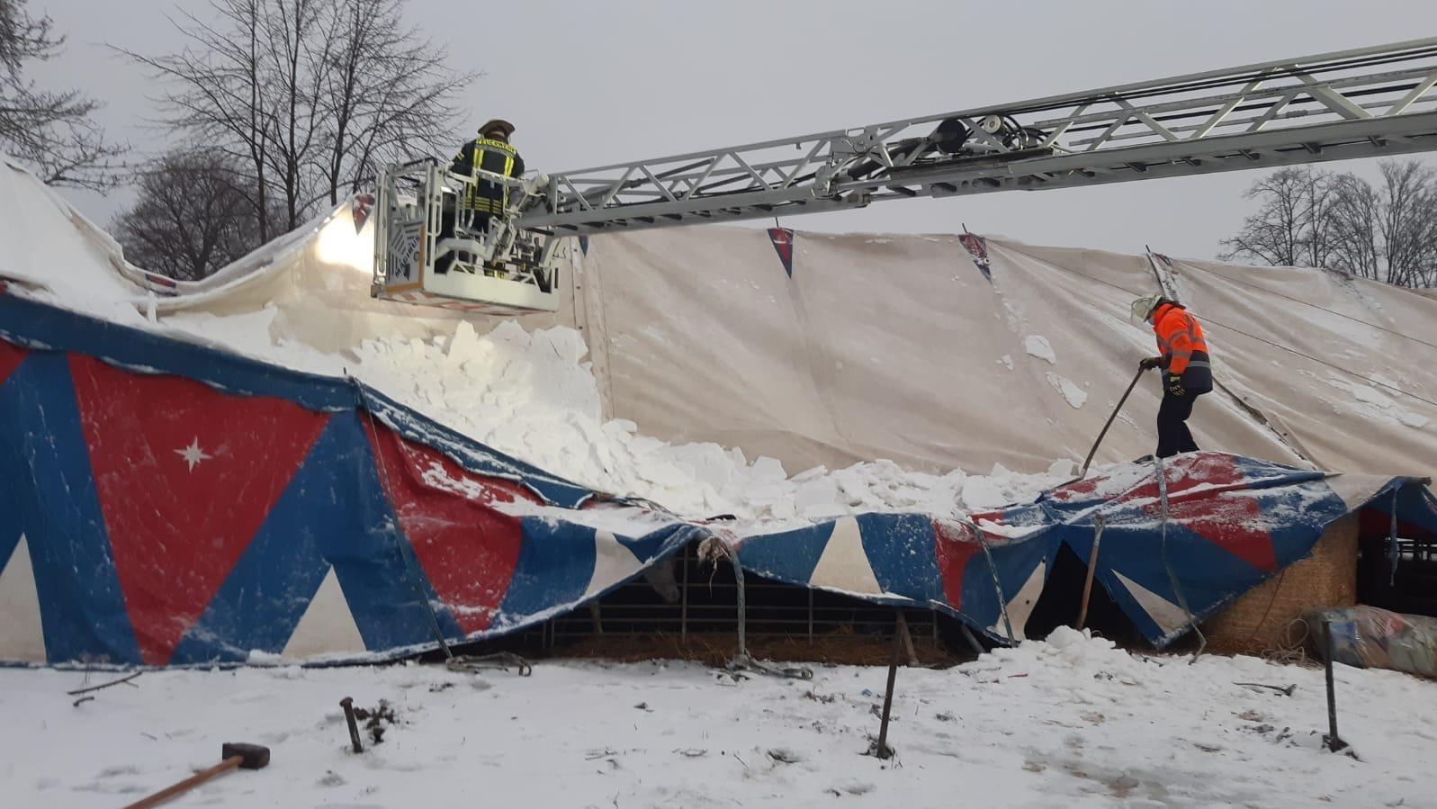 Zwei Tote im Schnee entdeckt ++++ Dach von Holzfachhandel eingestürzt Ein Zirkuszelt in Wuppertal ist unter den Schneemassen eingestürzt