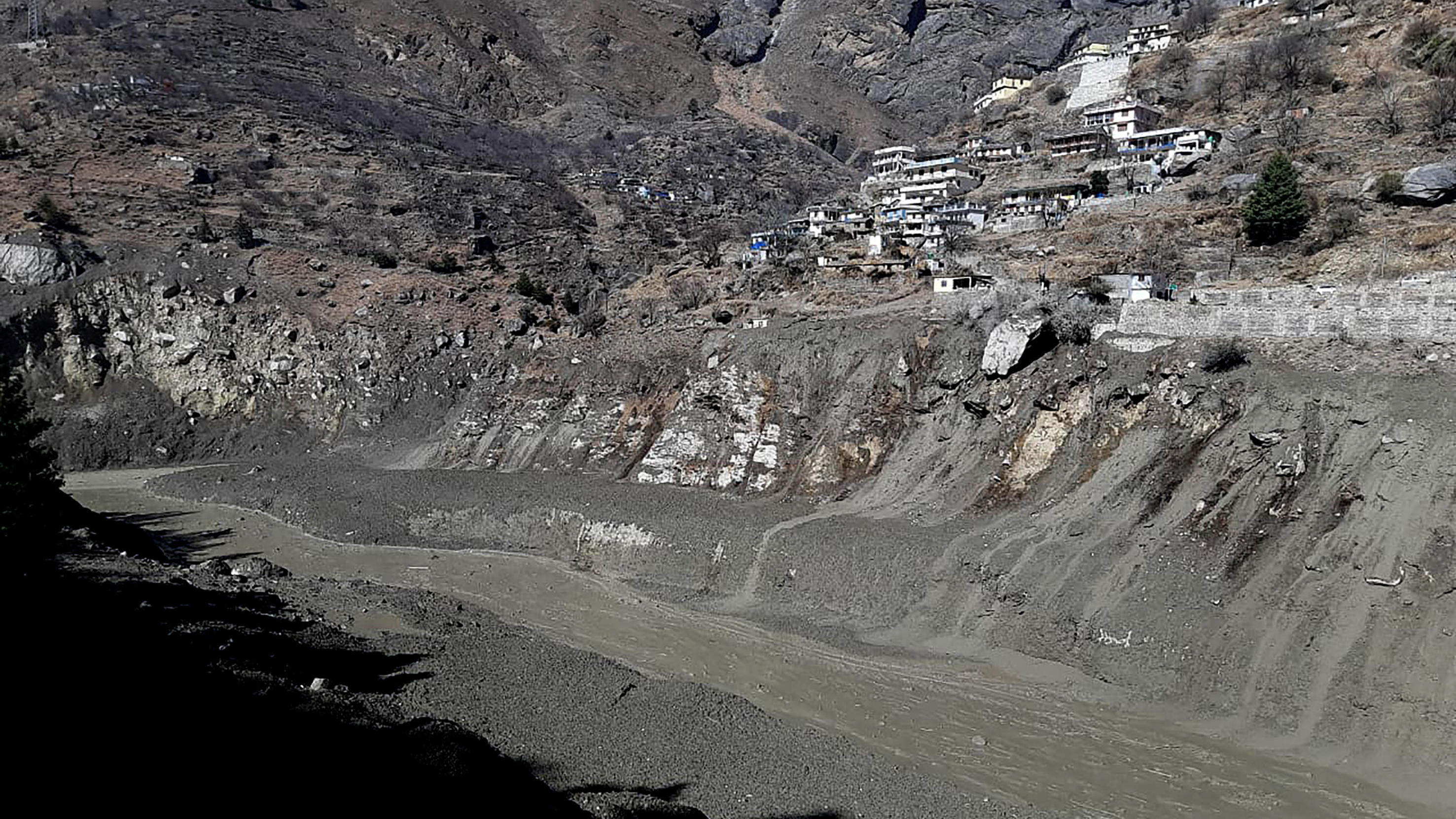 Himalaya-Gletscher abgebrochen: Sturzflut in Indien kostet vermutlich 150 Menschen das Leben 07.02.2021, Indien, Reni: Schlamm und Schmutz fließen im Dhauliganga-Fluss. Nachdem ein Teil des Nanda-Devi-Gletschers im nördlichen Bundesstaat Uttarakhand abgebrochen und in einen Fluss gefallen ist, kam es zu einer massiven Sturzflut im Chamoli-Di