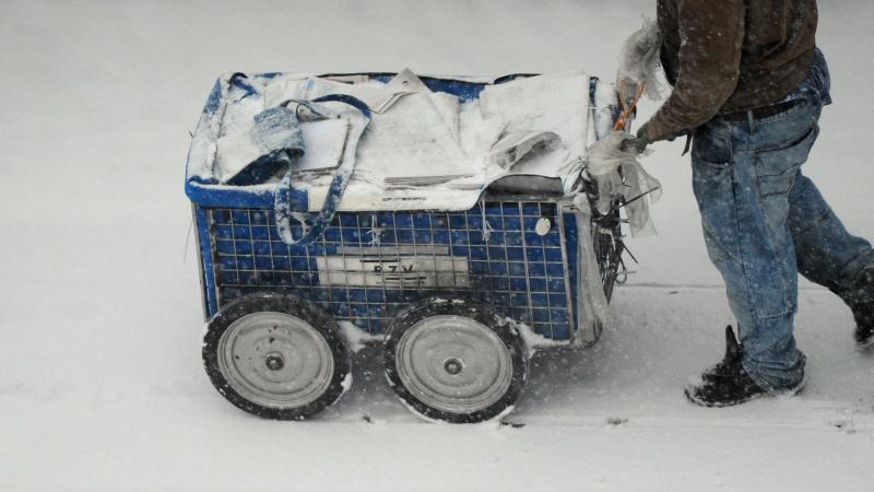 Zwei Tote im Schnee entdeckt ++++ Dach von Holzfachhandel eingestürzt Zeitungszusteller