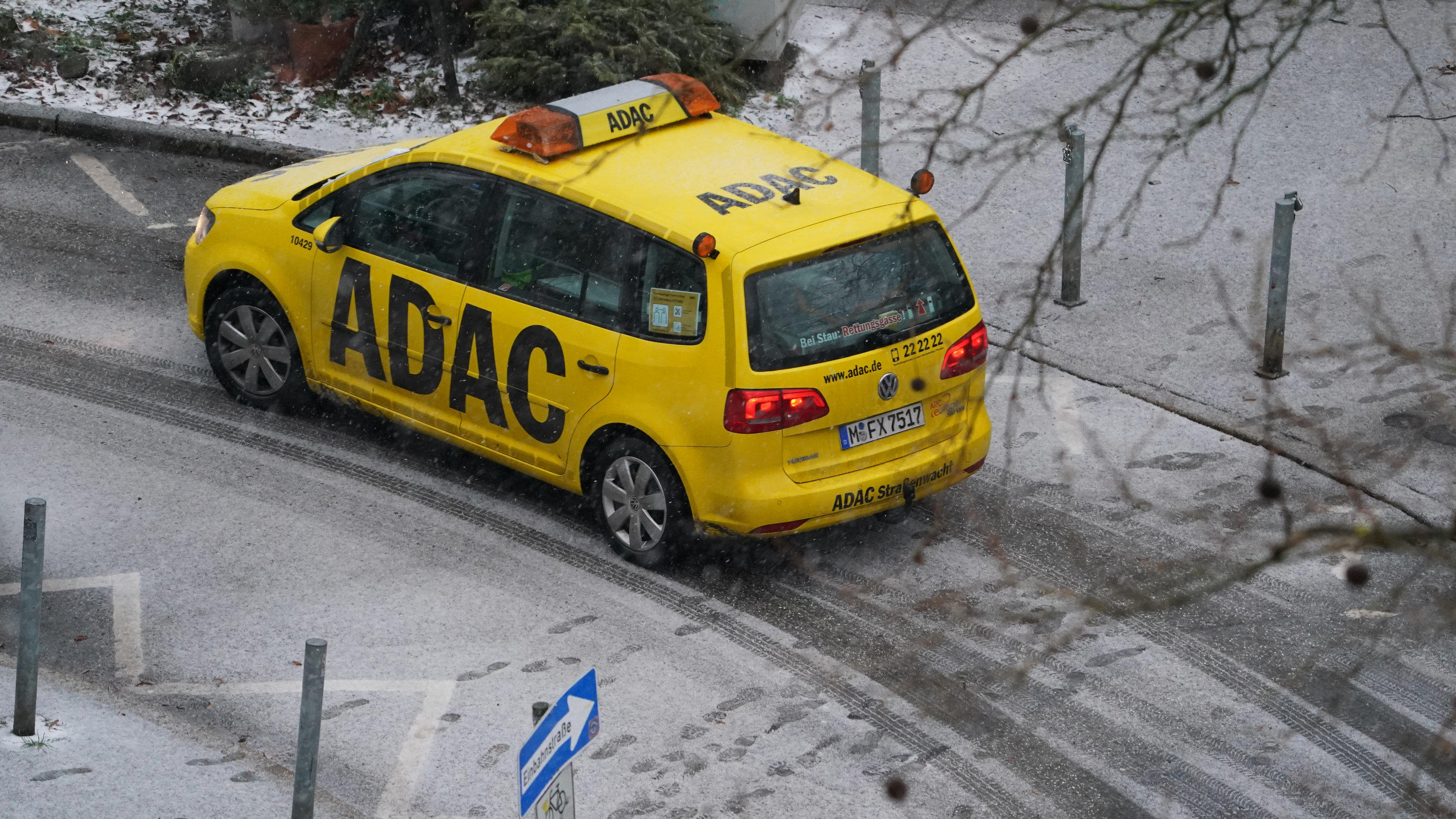 Zwei Tote im Schnee entdeckt ++++ Dach von Holzfachhandel eingestürzt 13.01.2021, Hamburg: Ein Fahrzeug der ADAC-Pannenhilfe fährt durch den Stadtteil Eimsbüttel. Foto: Marcus Brandt/dpa +++ dpa-Bildfunk +++