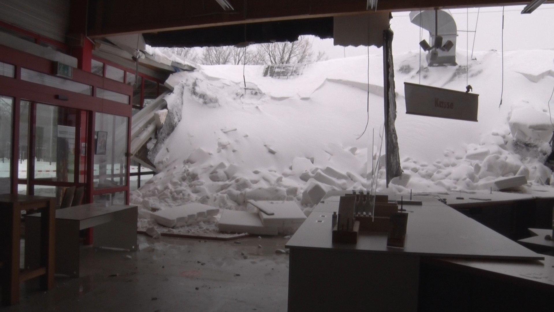 Zwei Tote im Schnee entdeckt ++++ Dach von Holzfachhandel eingestürzt 08.02.2021, Nordrhein-Westfalen, Rheine: Das Hallendach eines Holzfachhandels ist nach heftigen Schneefällen eingestürzt. Nach Angaben einer Polizeisprecherin stürzten die Schneemassen kurz vor Geschäftseröffnung gegen 9.00 Uhr in den Verkaufsraum. (
