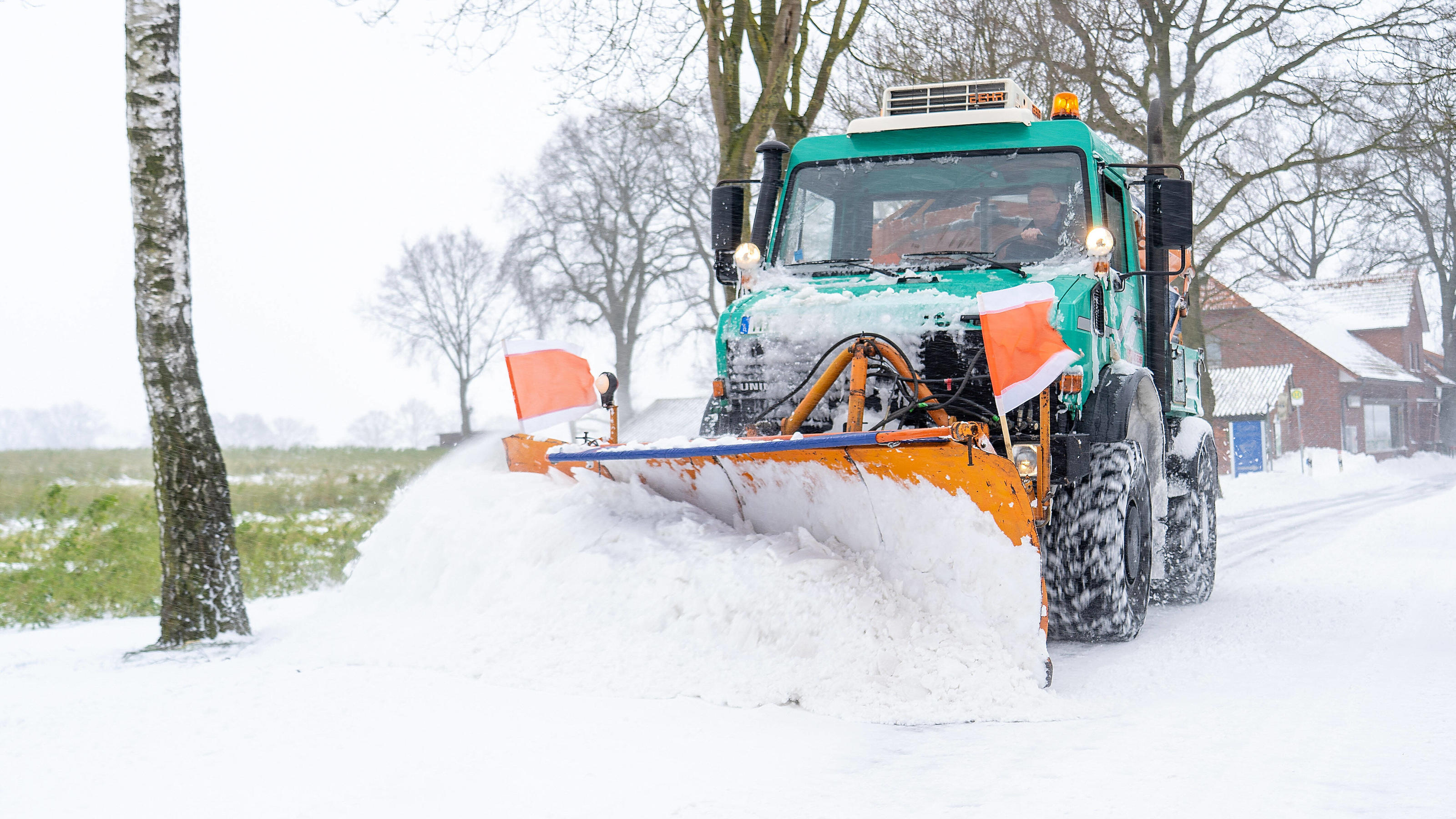 Zwei Tote im Schnee entdeckt ++++ Dach von Holzfachhandel eingestürzt Stemwede, Deutschland 07. Februar 2021: Tief Tristan sorgt für viel Schnee und Wind im Kreis Minden-Lübbecke. Stemwede-Drohne Nordrhein Westfalen *** Stemwede, Germany 07 February 2021 Low Tristan causes a lot of snow and wind in the district of Min