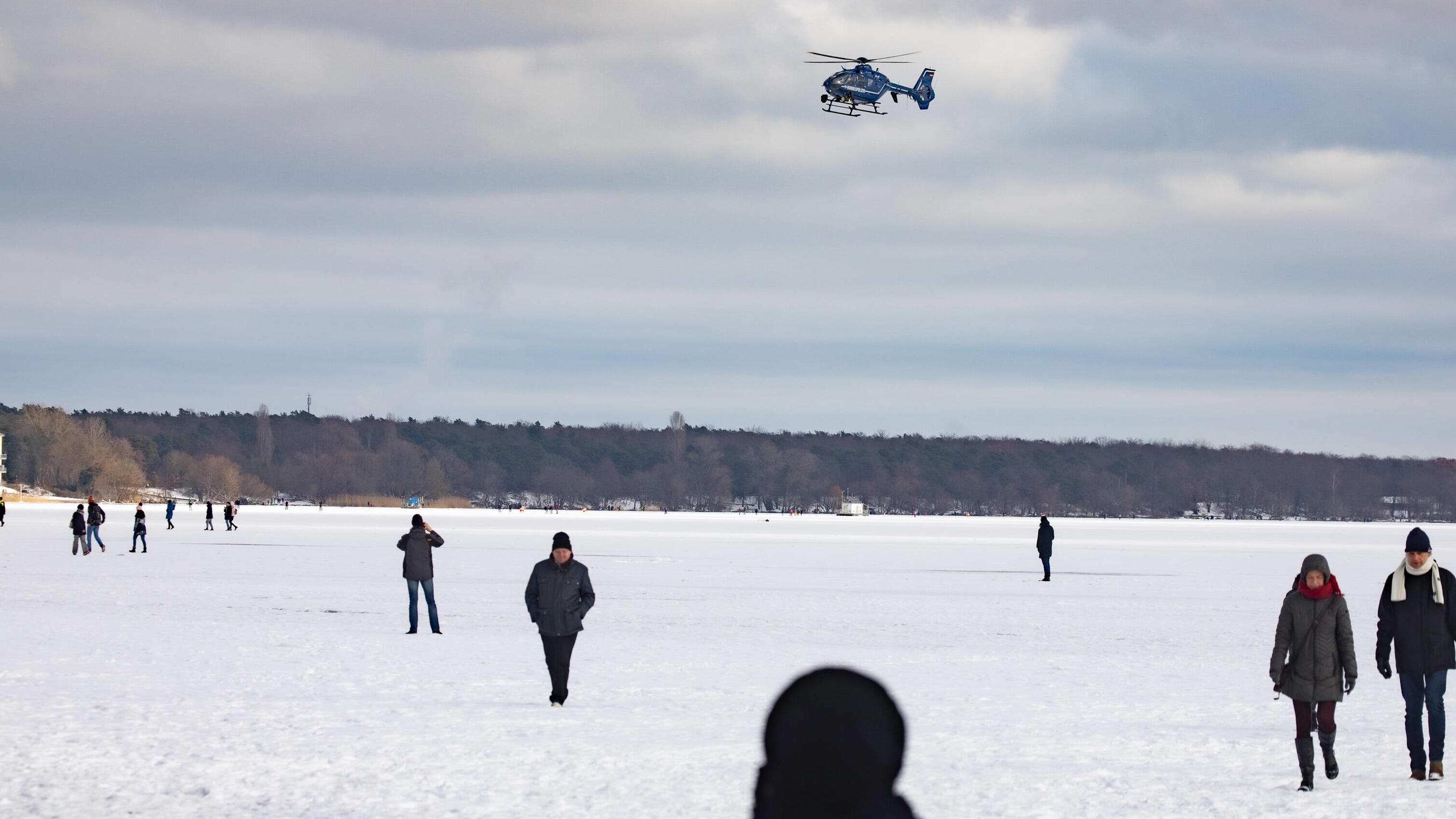 Polizei verjagt Eltern und Kinder mit Hubschrauber vom Eis News Bilder des Tages Die Polizei bittet mittels Lautsprecherdurchsagen aus dem Hubschrauber die Menschen, die Eisfläche auf dem Müggelsee zu verlassen. *** The police asks people to leave the ice surface on the Müggelsee by means of loudspeaker anno