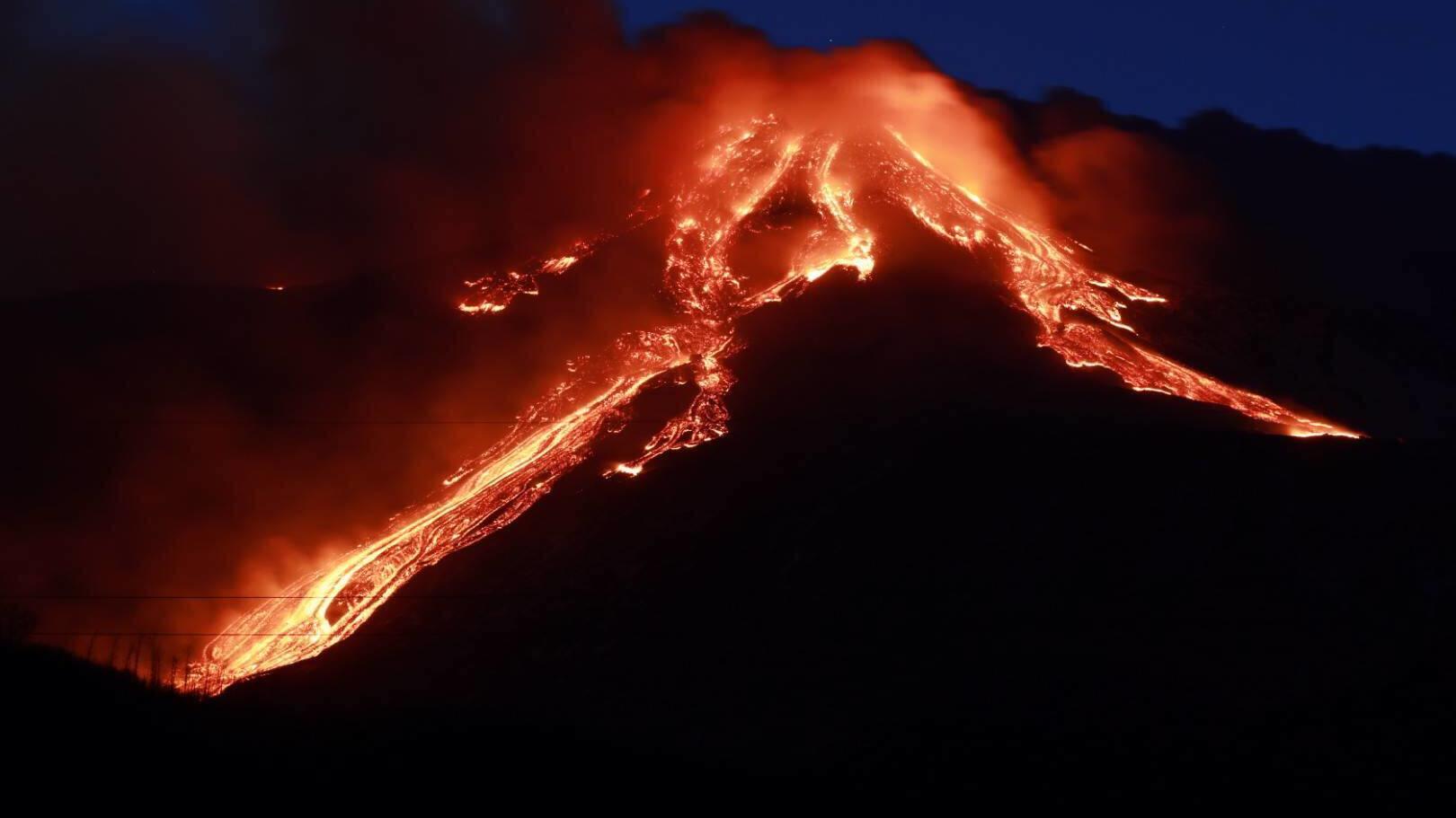 Ätna weiter sehr aktiv und spuckt Gestein und Asche Italien, Vulkan Ätna auf Sizilien ausgebrochen Catania, February 16, 2021 - Today s spectacular eruption of Etna, a paroxysmal event in progress Editorial Usage Only PUBLICATIONxINxGERxAUTxONLY Copyright: xAngelaxPlataniax/xIPAx