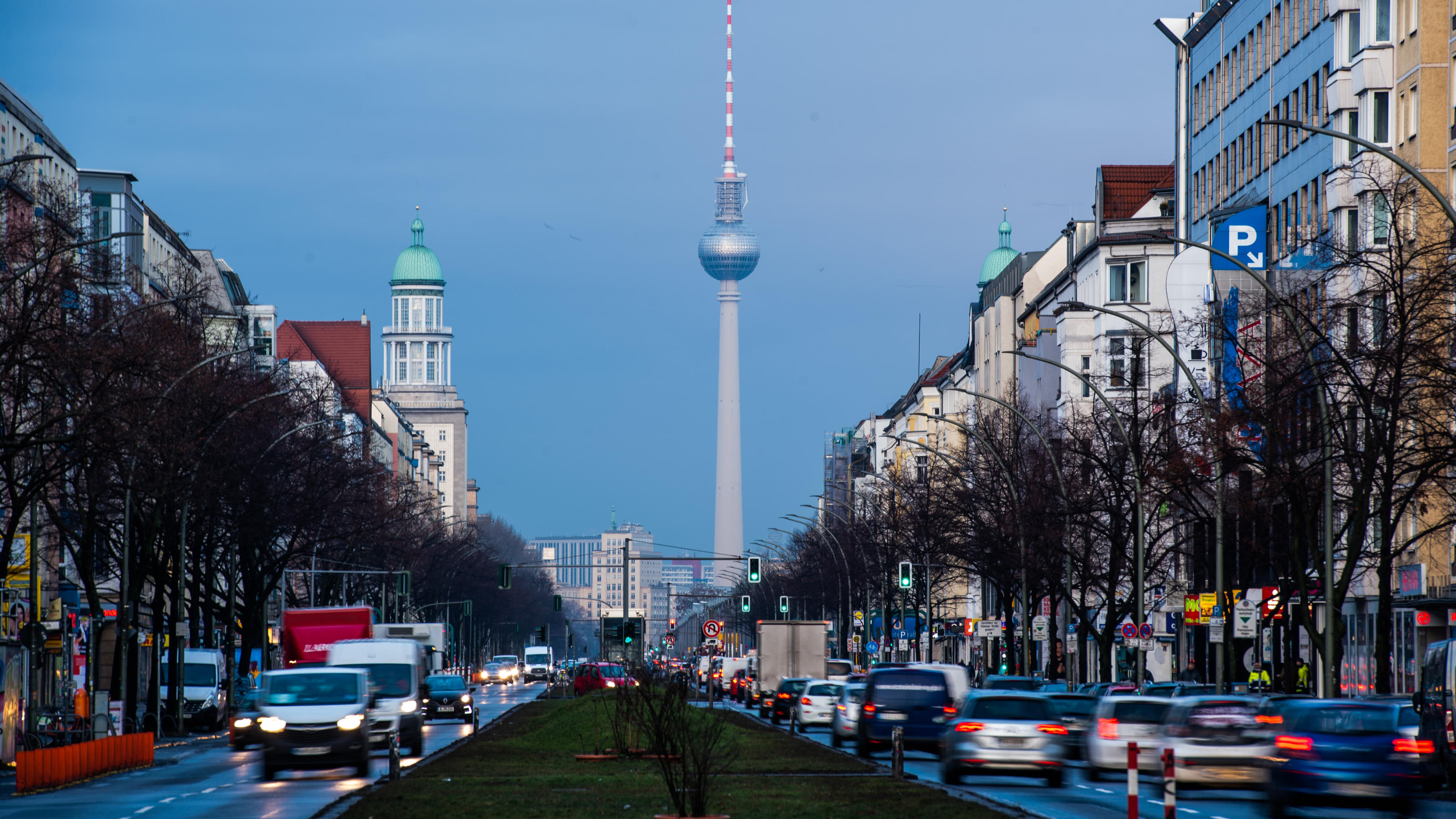 Berliner Initiative will nur noch zwölf private Autofahrten pro Jahr erlauben Frankfurter Allee Berlin