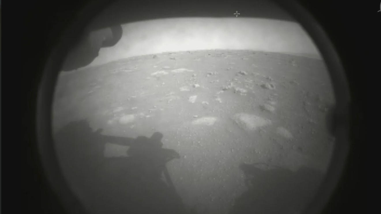 Mars-Rover „Perseverance“ sendet erstes Bild vom Mars dpatopbilder - HANDOUT - 18.02.2021, ---, -: Das von der NASA zur Verfügung gestellte Foto zeigt das erste vom Perseverance-Rover gesendete Bild der Marsoberfläche, kurz nach der Landung im Jezero-Krater. Foto: -/NASA/AP/dpa - ACHTUNG: Nur zur redakt