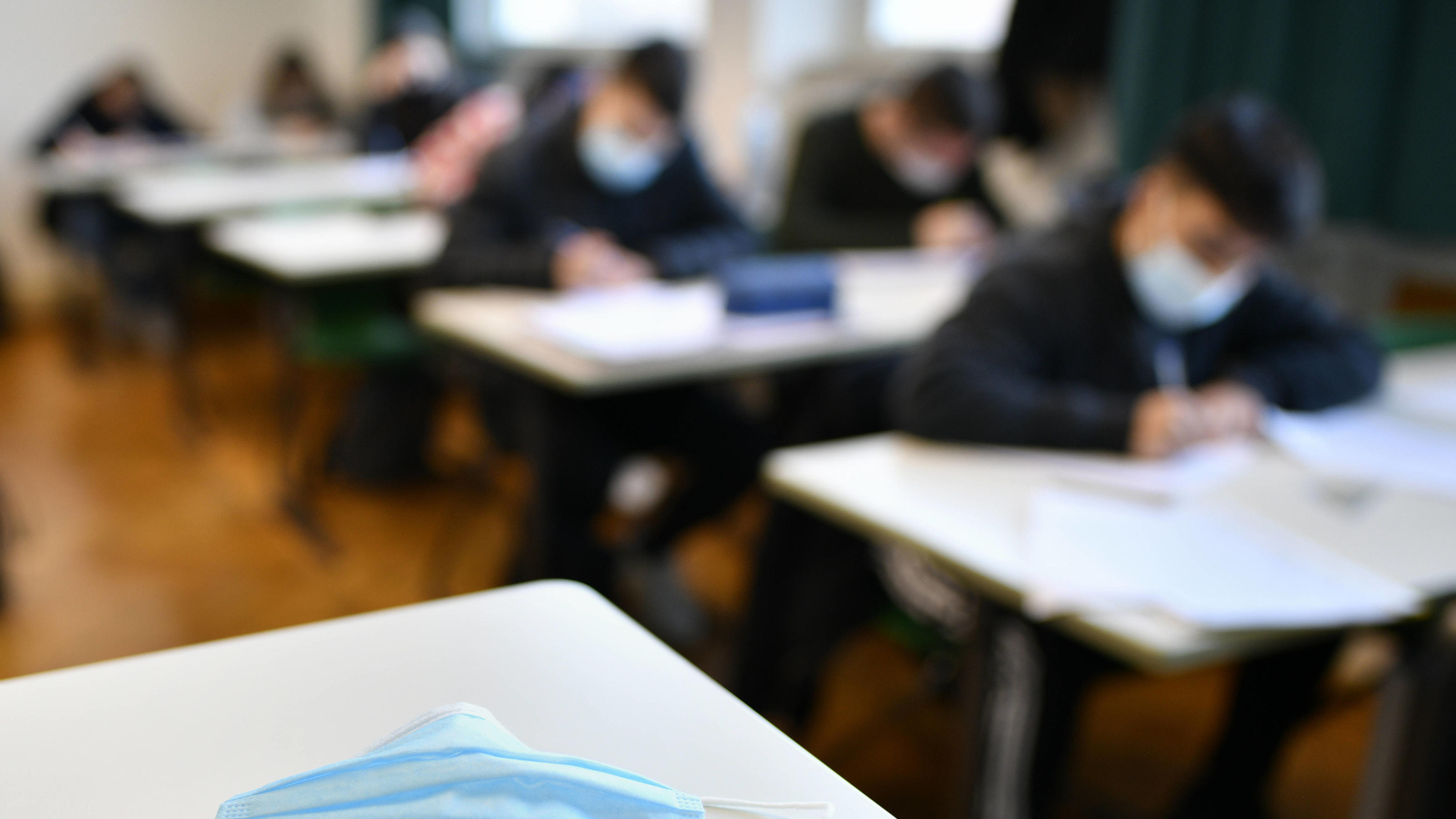 Wie sich das Wetter auf das Coronavirus auswirkt Mundschutzmaske auf Schülertisch, Präsenzunterricht, Corona-Krise, Stuttgart, Baden-Württemberg, Deutschland Coronavirus *** Face mask on students desk, classroom teaching, Corona crisis, Stuttgart, Baden Württemberg, Germany Coronavirus