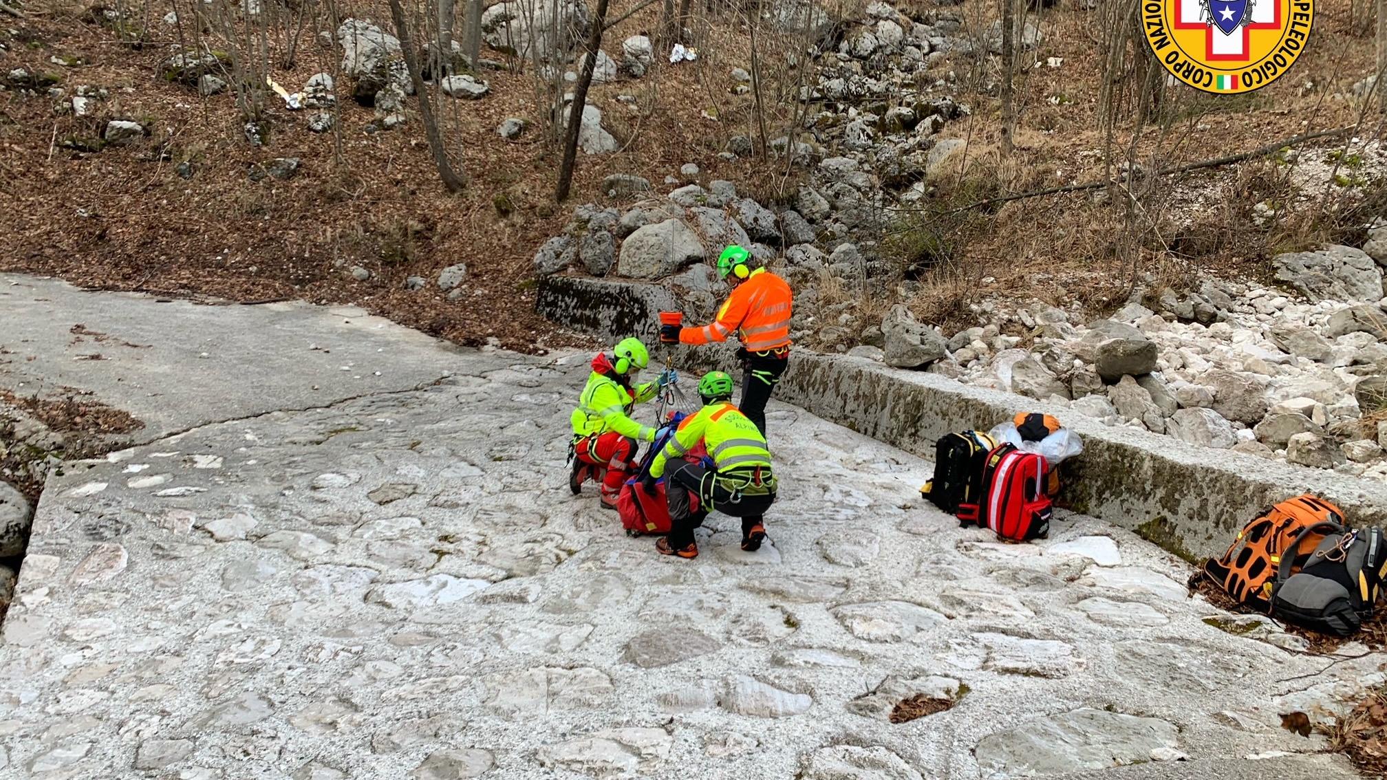 Bergsteiger überlebt sieben Tage verletzt in Alpen - auch dank seines Hundes Bergsteiger wurde in den Julischen Voralpen (Provinz Udine) nach sieben Tagen gerettet.