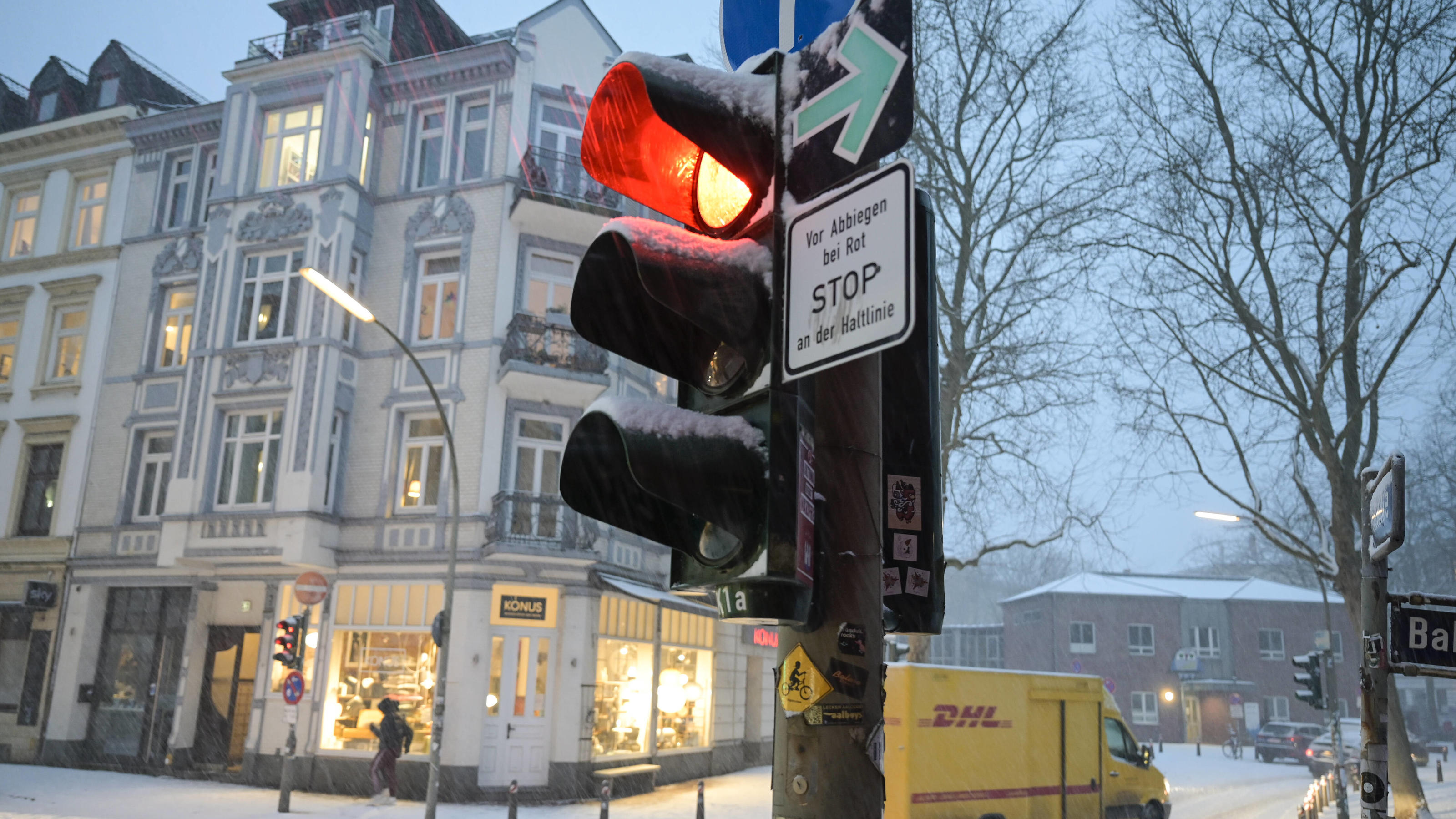 Vorhersage und Prognose März 2021: Wie viel Winter wird noch kommen? Germany, winter GERMANY, Hamburg, winter, snow, DHL delivery service *** DEUTSCHLAND, Hamburg, Winter, Schnee, DHL Paketdienst Hamburg Germany