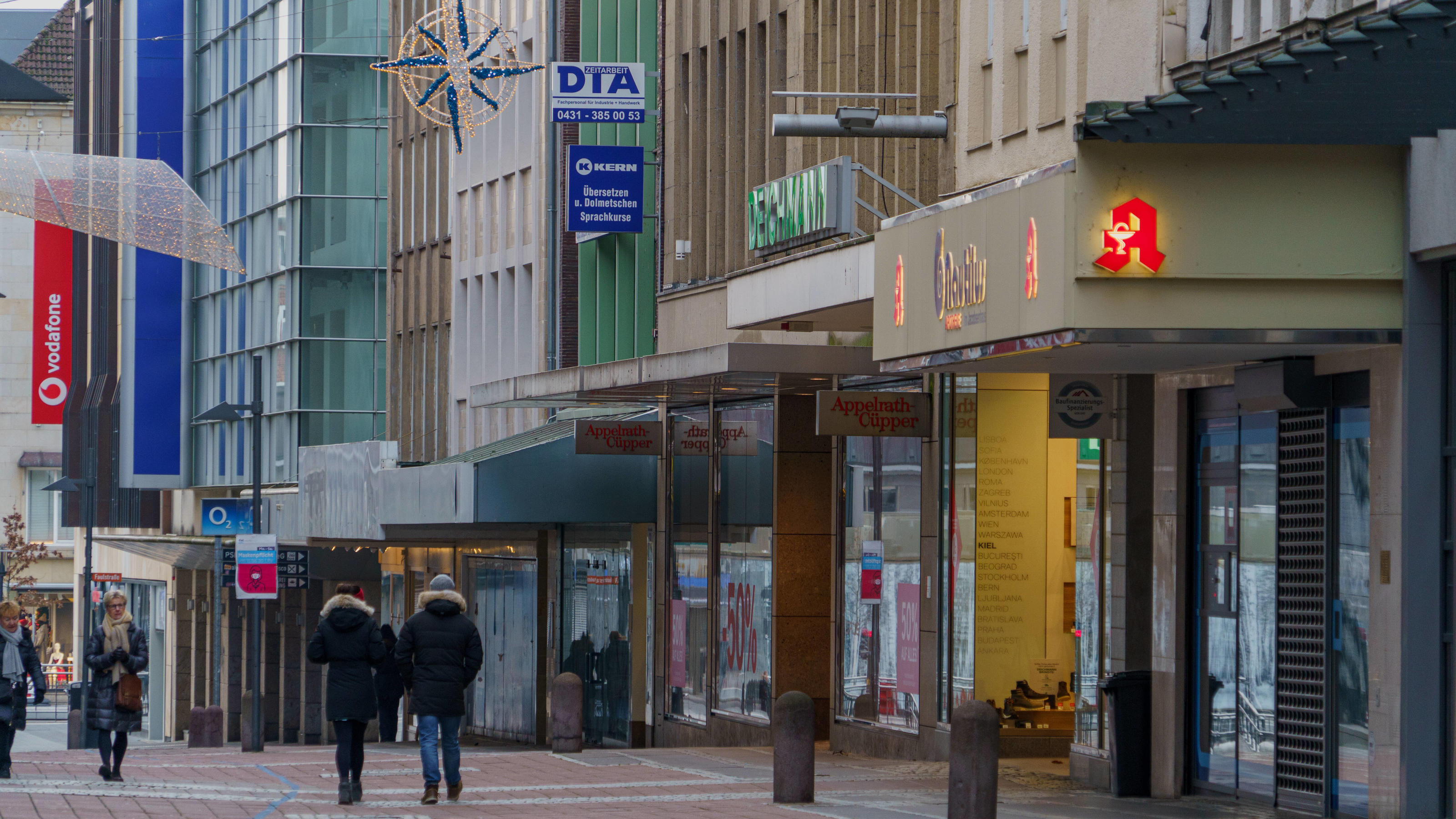"Private Shopping" und andere Ideen: Wie und wann kann Deutschland wieder öffnen? Kieler Innenstadt während des Corona-Lockdowns im Januar 2021 weitgehend leere Straßen -Kieler Innenstadt während des Corona-Lockdowns im Januar 2021 weitgehend leere Straßen -, Kiel Schleswig-Holstein Deutschland Innenstadt *** Kiel city centre dur
