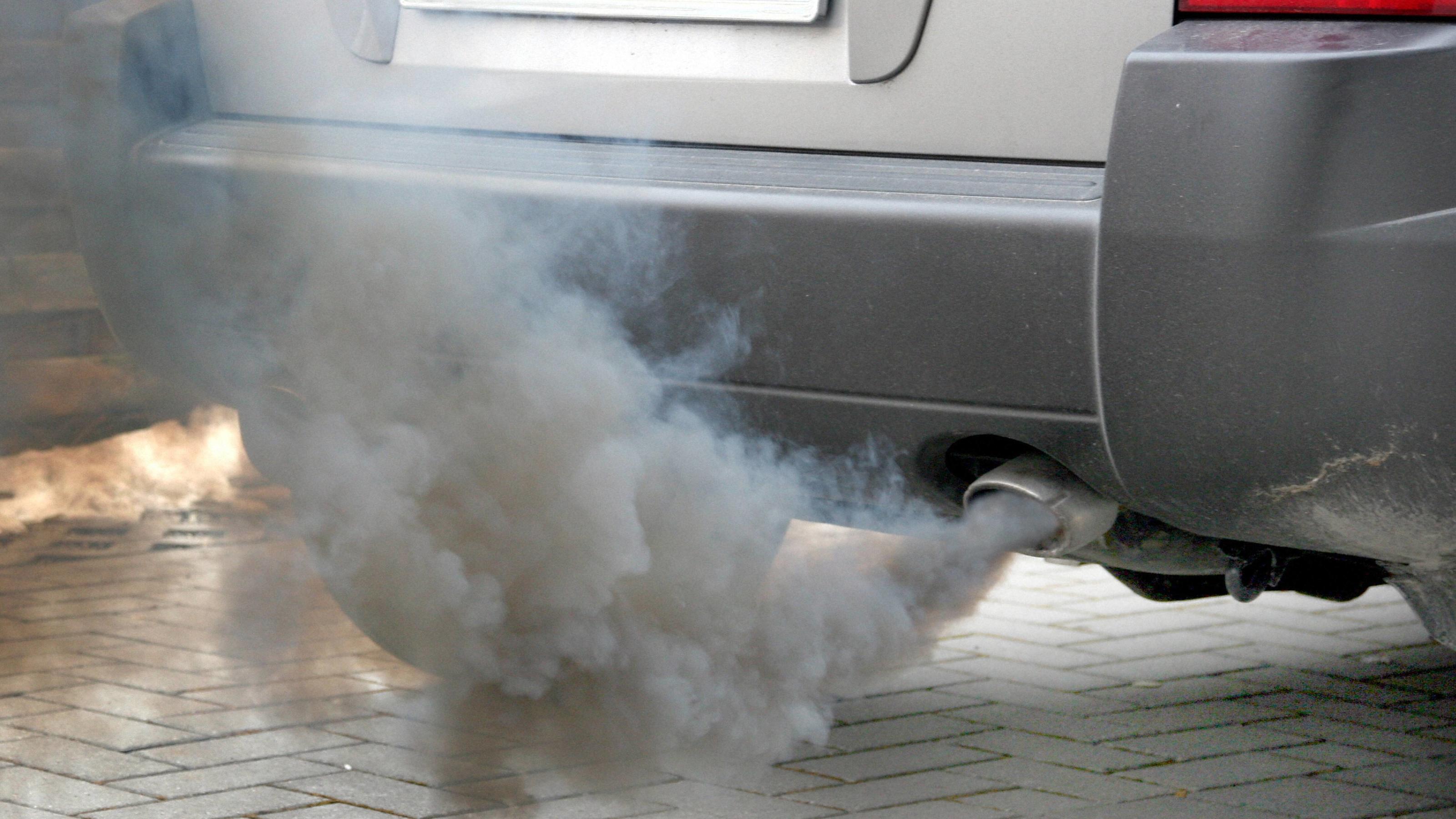 Feinstaub in Deutschland: Grenzwerte deutlich überschritten Sehr stark rauchender Auspuff eines Autos